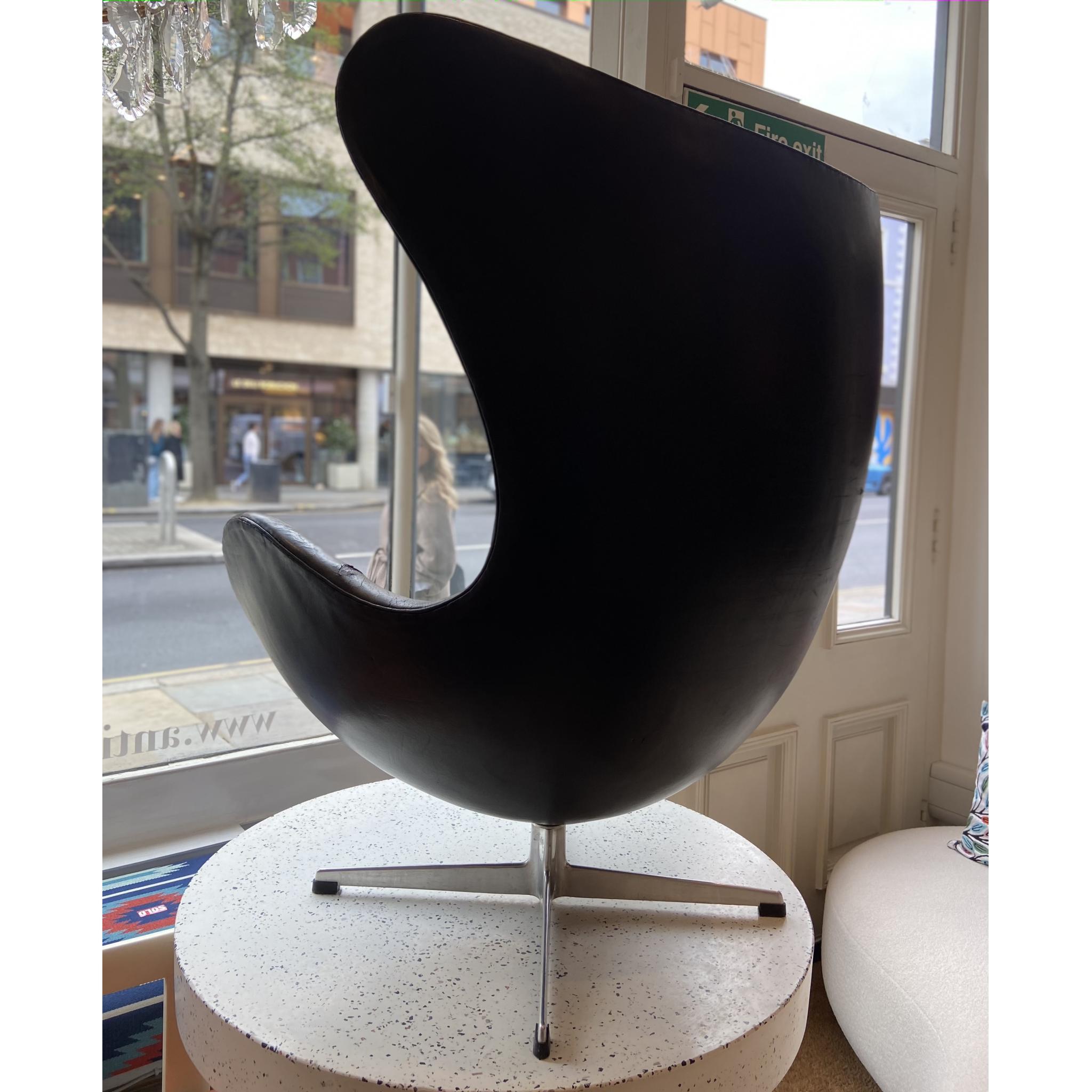 20th Century Early Arne Jacobson Egg Chair in Black Leather for Fritz Hansen For Sale