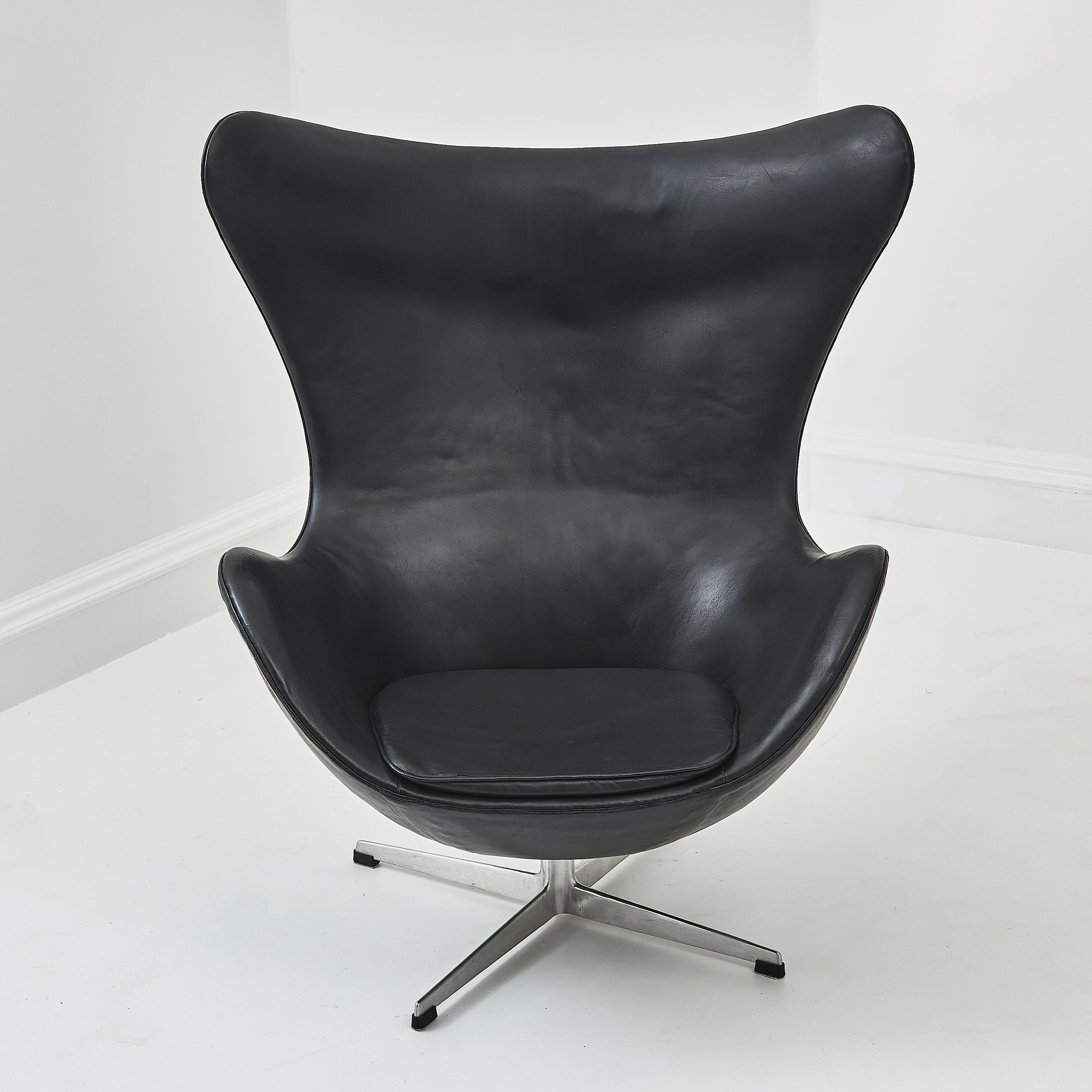 L'emblématique fauteuil Icone a été conçu par Arne Jacobsen pour Fritz Hansen, au Danemark. 

Cette chaise est un exemple rare et précoce, elle est dotée de son cuir noir d'origine. Cette chaise à haut dossier est munie d'un coussin d'assise et