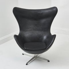 Early Arne Jacobsen Egg Chair in Black Leather for Fritz Hansen
