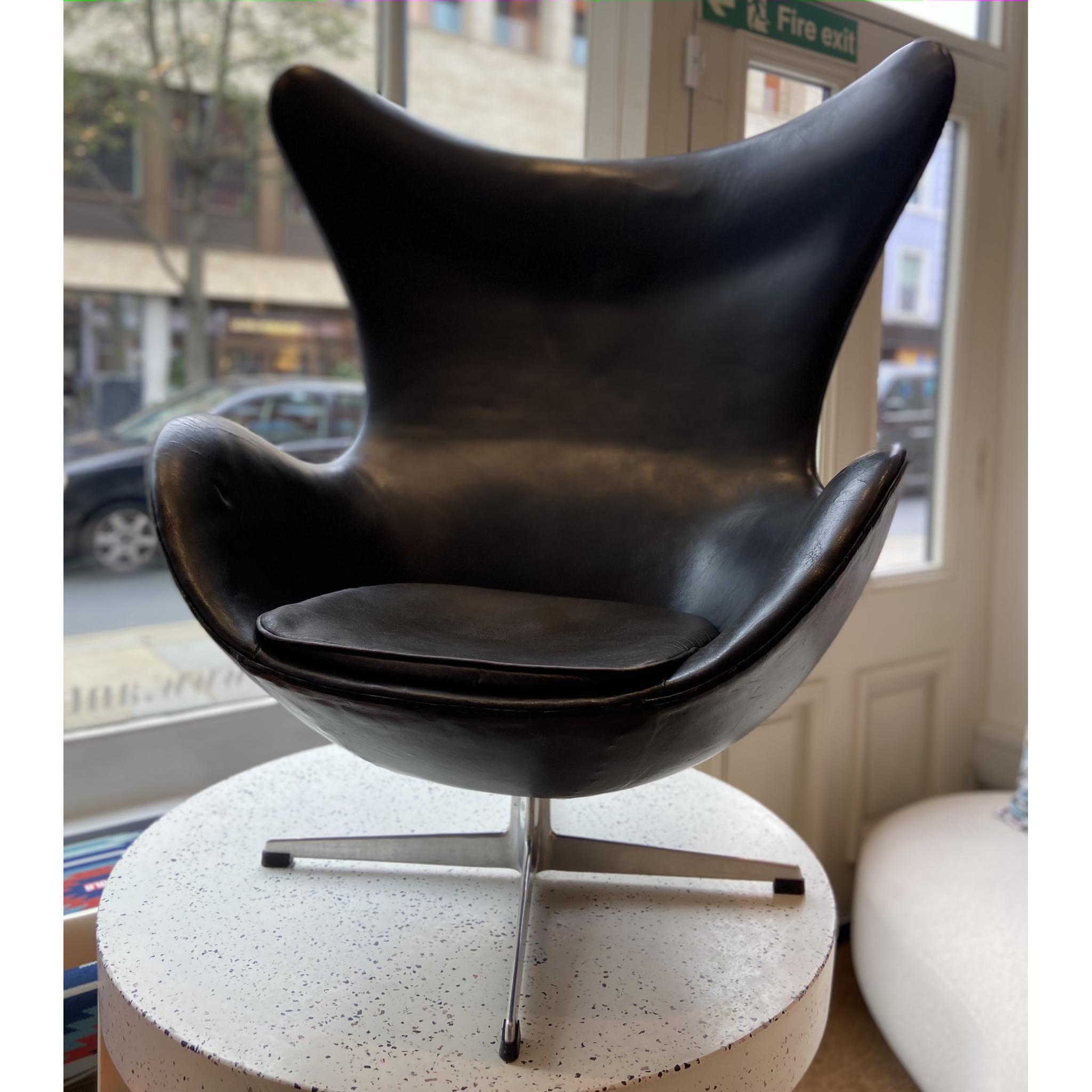 Aluminum Early Arne Jacobson Egg Chair in Black Leather for Fritz Hansen For Sale