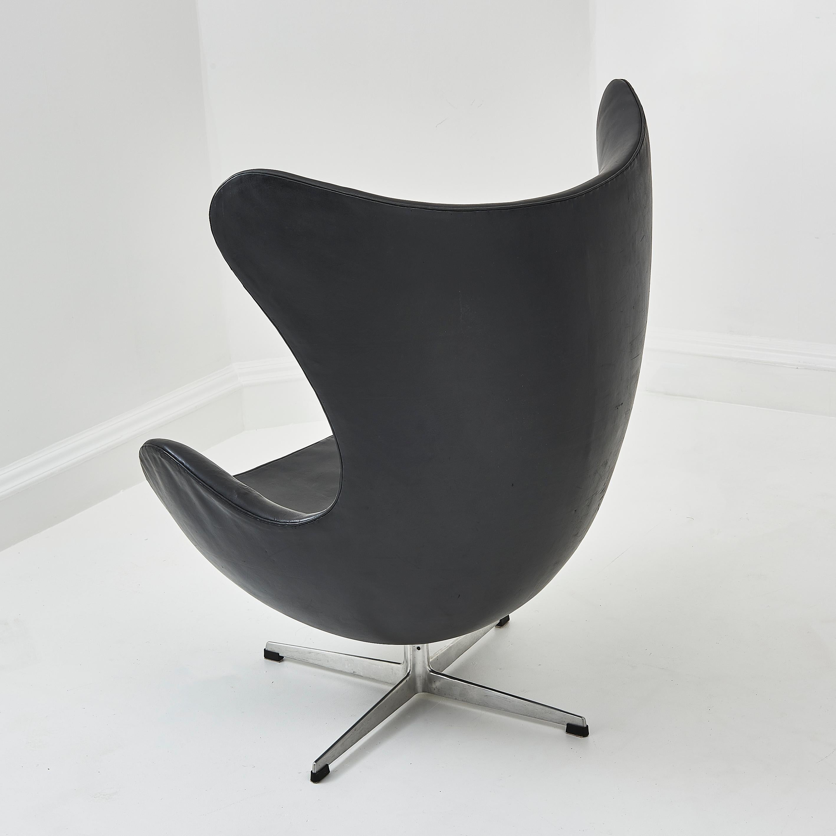 Ancienne chaise à œuf en cuir noir d'Arne Jacobson pour Fritz Hansen État moyen - En vente à London, GB