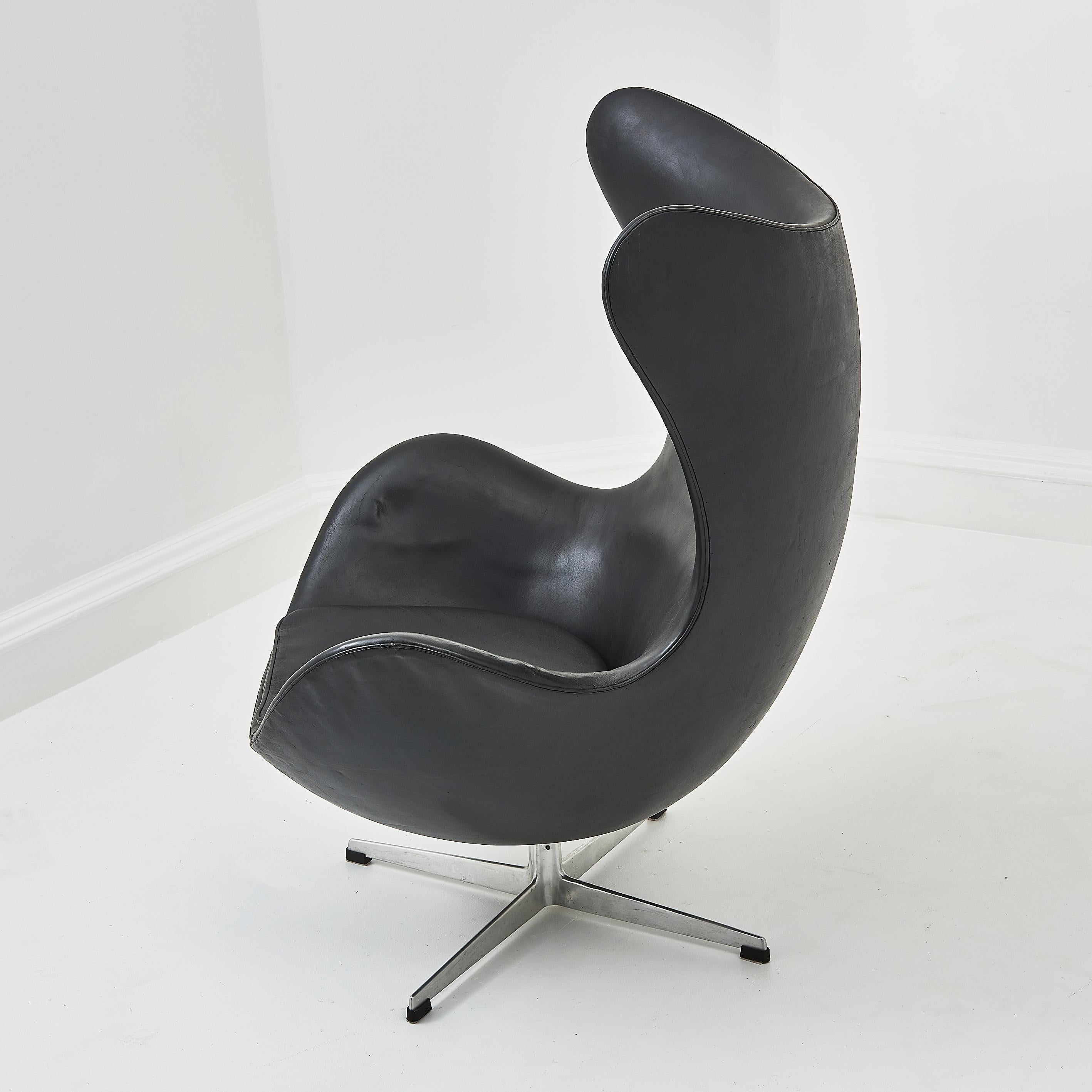 20ième siècle Ancienne chaise à œuf en cuir noir d'Arne Jacobson pour Fritz Hansen en vente