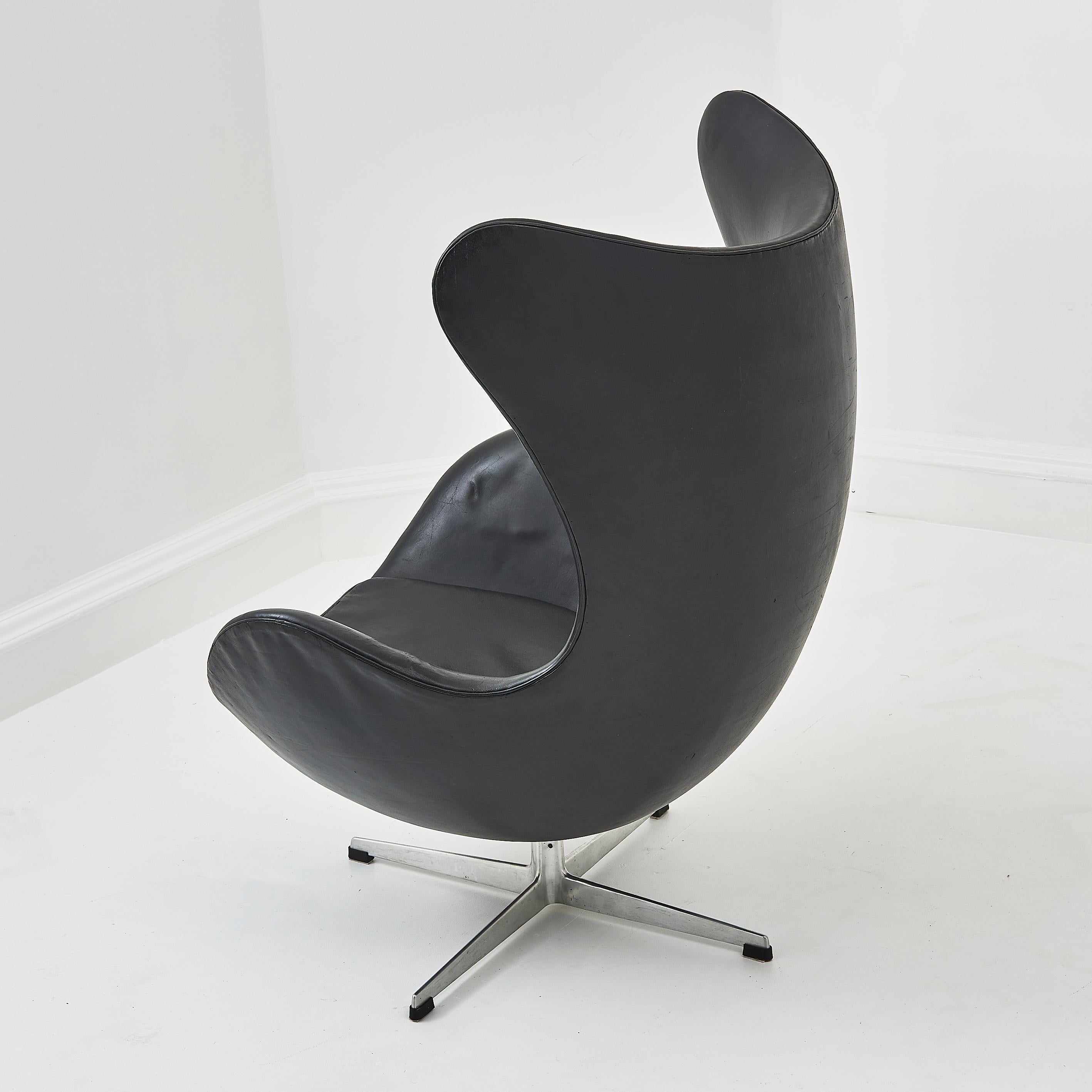 Aluminium Ancienne chaise à œuf en cuir noir d'Arne Jacobson pour Fritz Hansen en vente