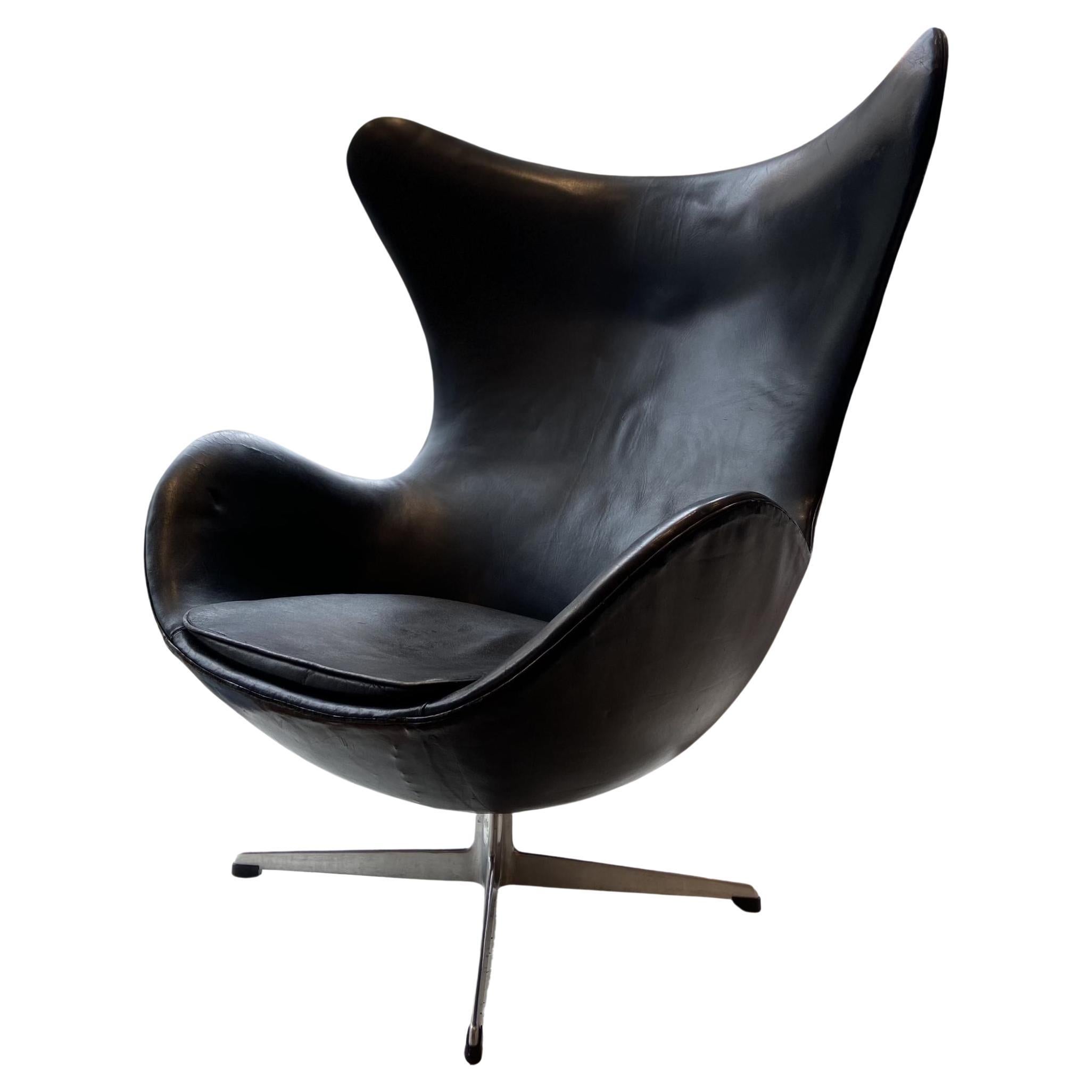 Early Arne Jacobson Egg Chair in Black Leather for Fritz Hansen For Sale