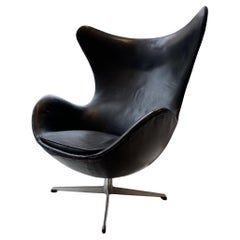 Vintage Early Arne Jacobson Egg Chair in Black Leather for Fritz Hansen
