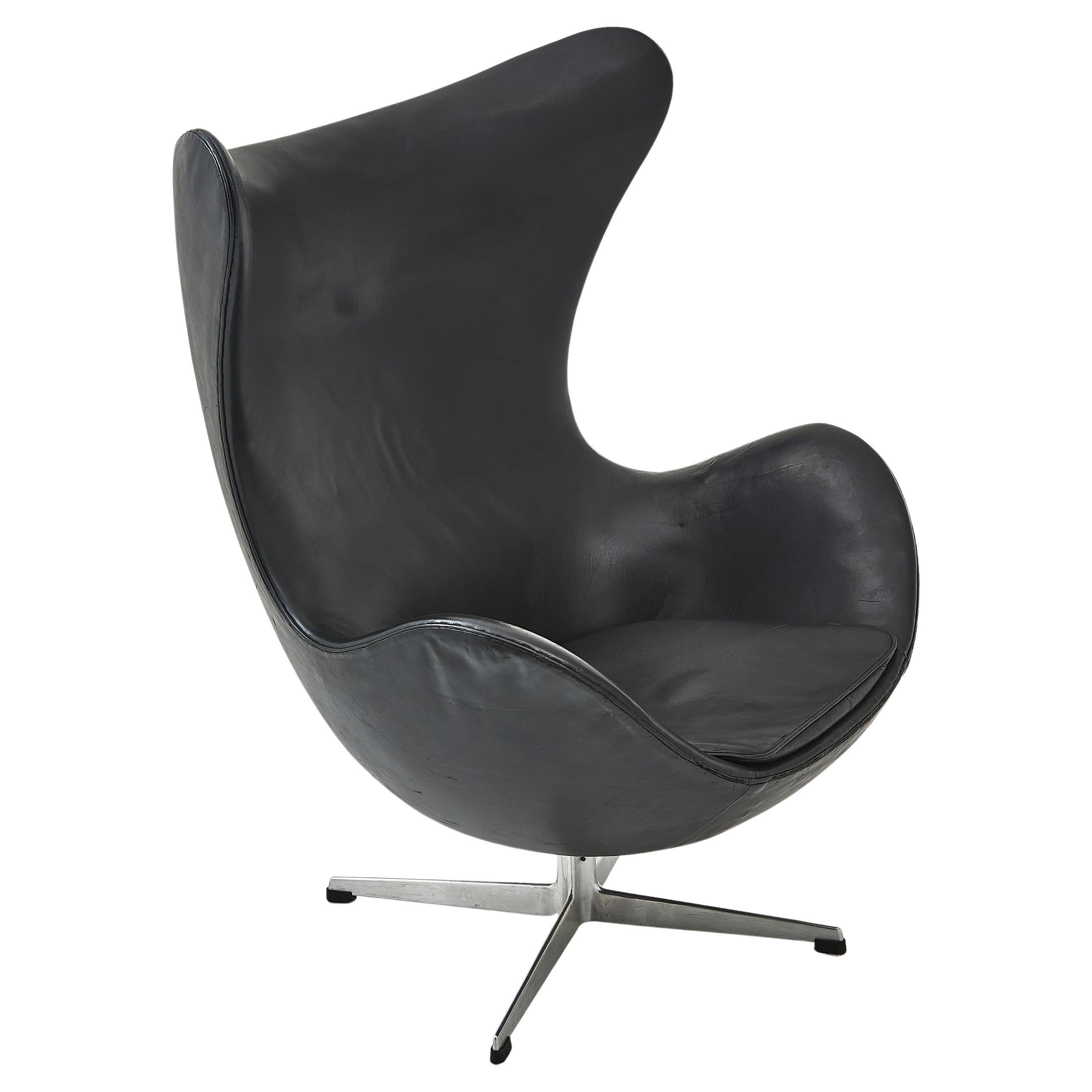 Early Arne Jacobson Egg Chair in Black Leather for Fritz Hansen