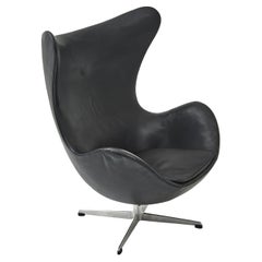 Early Arne Jacobson Egg Chair in Black Leather for Fritz Hansen