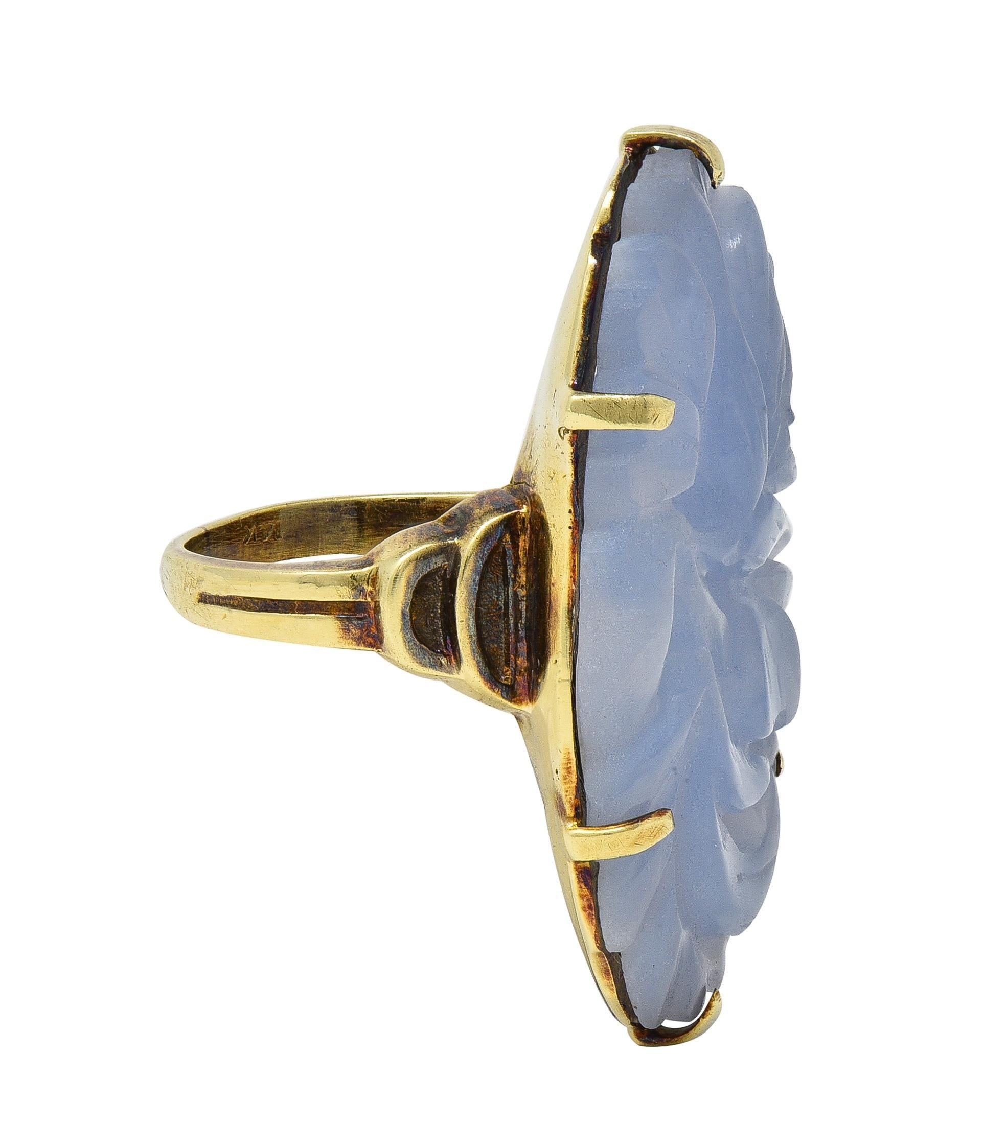 Art Déco Anello floreale antico Art Deco con calcedonio blu in oro giallo 14 carati in vendita