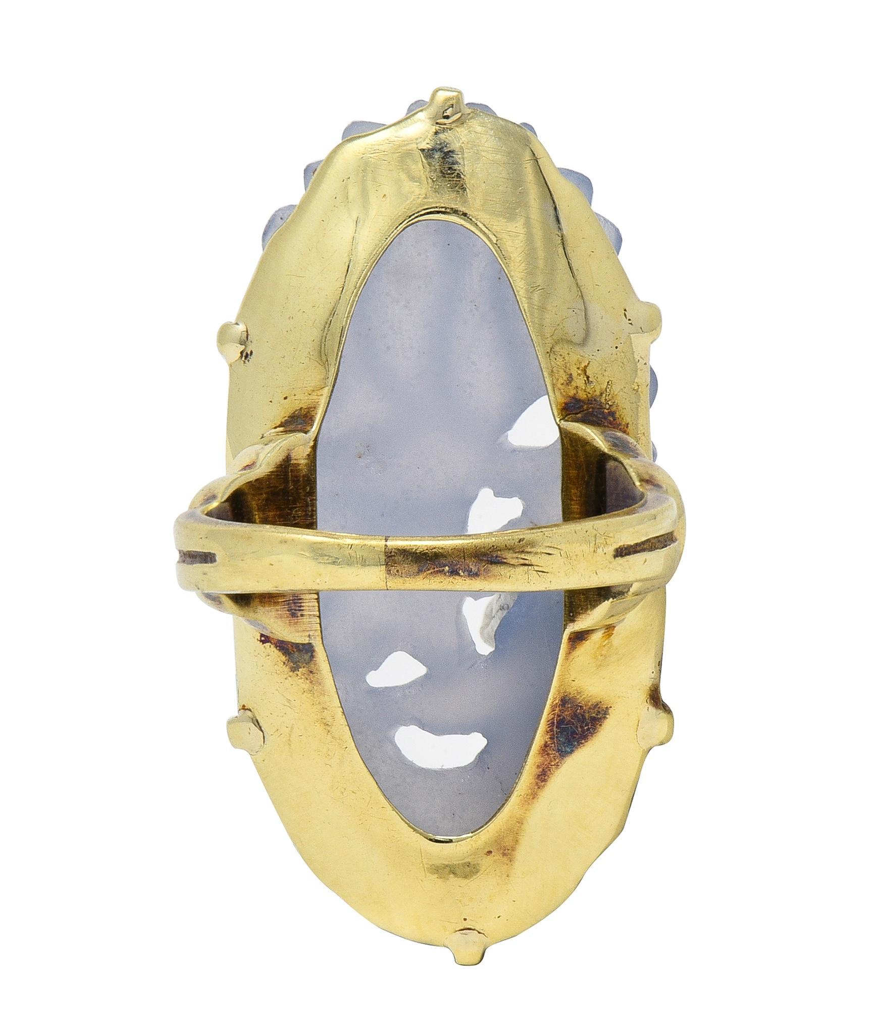 Cabochon Anello floreale antico Art Deco con calcedonio blu in oro giallo 14 carati in vendita