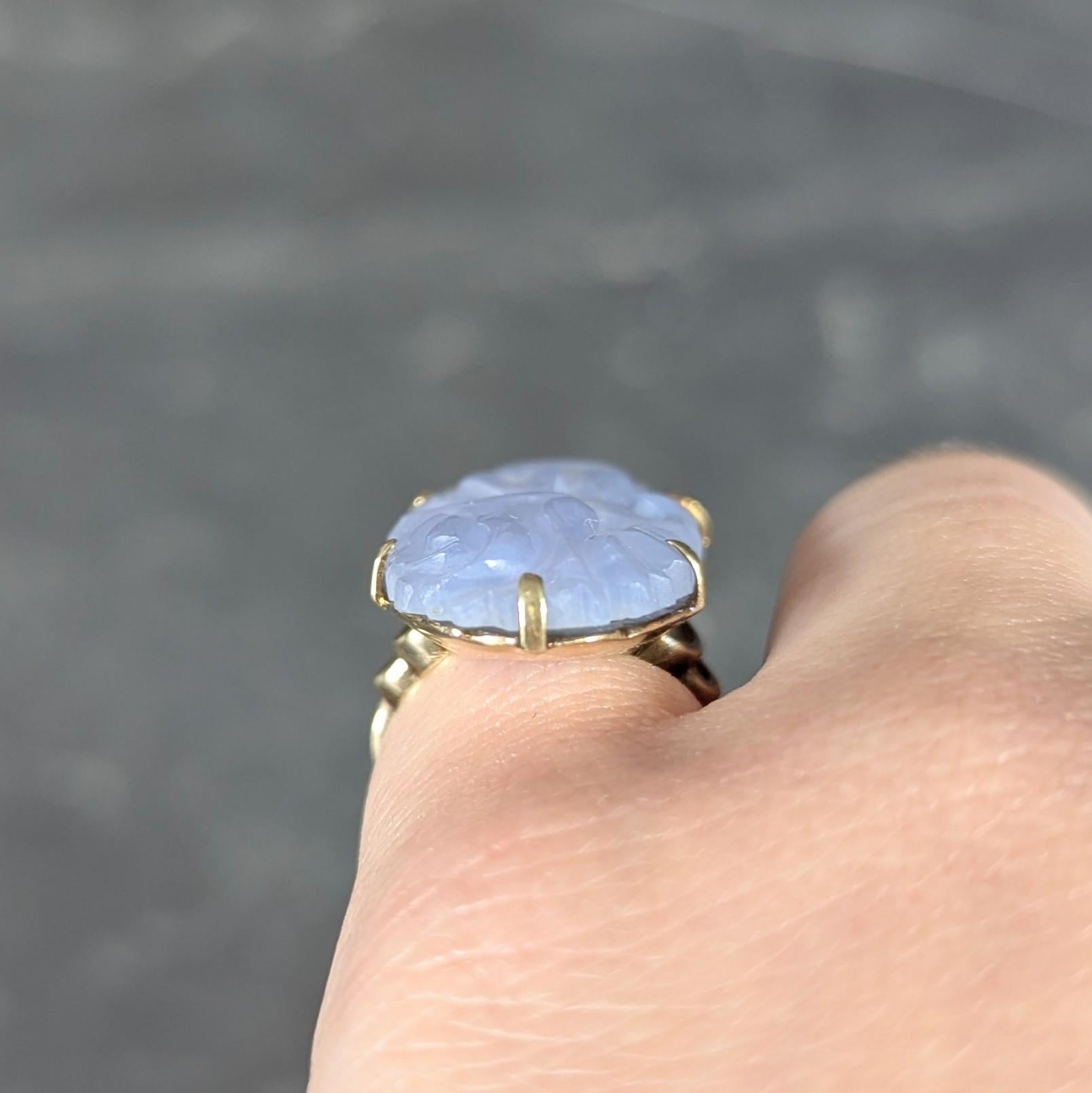 Anello floreale antico Art Deco con calcedonio blu in oro giallo 14 carati in vendita 2