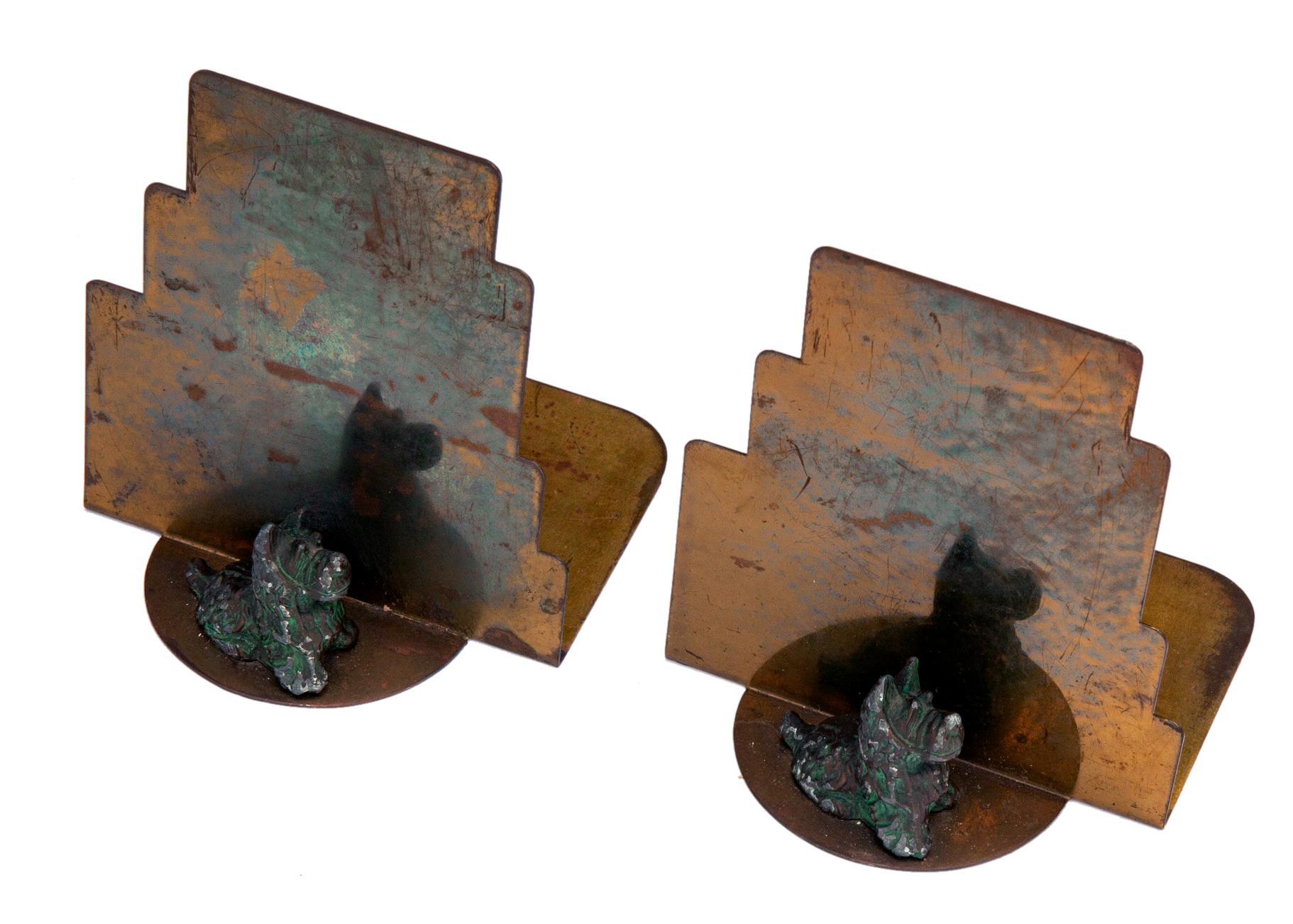Art-Déco-Buchstützen mit vollplastischen Scottish Terriern in Bronze auf gestuftem klassischem Deco-Hintergrund mit gesprenkelter Originalpatina.
Die Scotties stehen auf einem halbrunden Sockel.