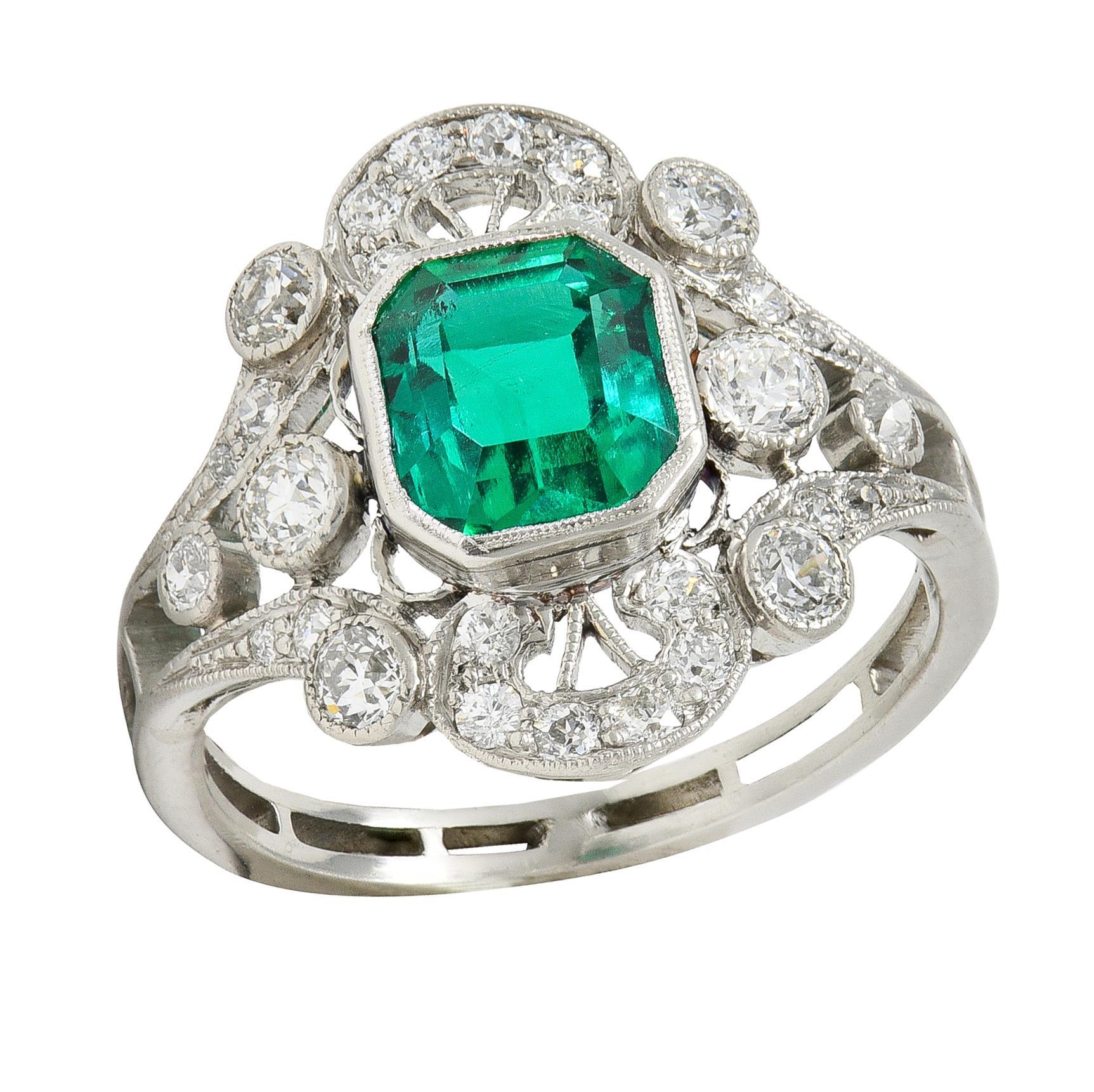 Anello a grappolo antico in platino con diamante e smeraldo colombiano, in stile Art Deco in vendita 4