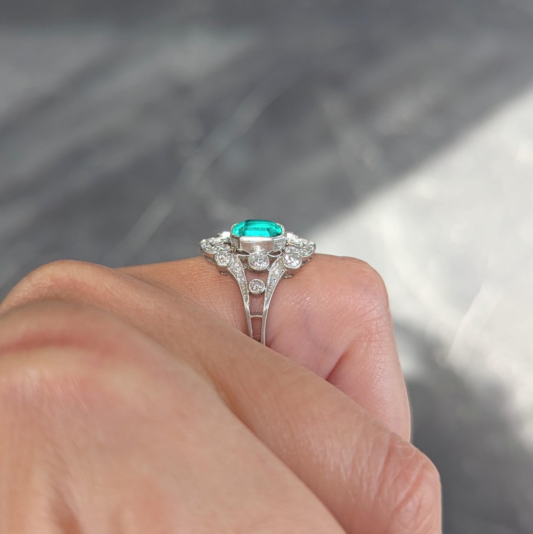 Anello a grappolo antico in platino con diamante e smeraldo colombiano, in stile Art Deco in vendita 5