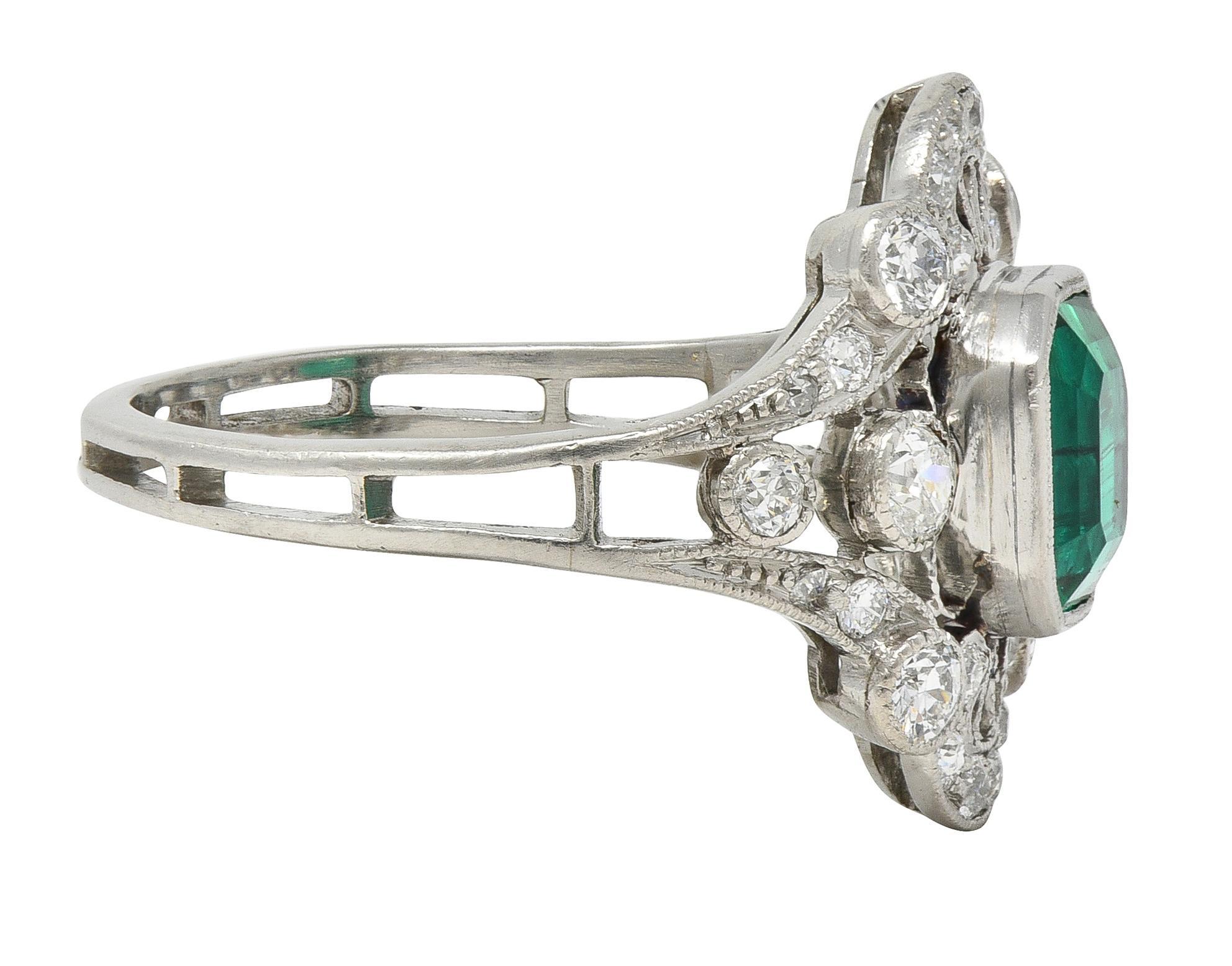 Taglio smeraldo Anello a grappolo antico in platino con diamante e smeraldo colombiano, in stile Art Deco in vendita