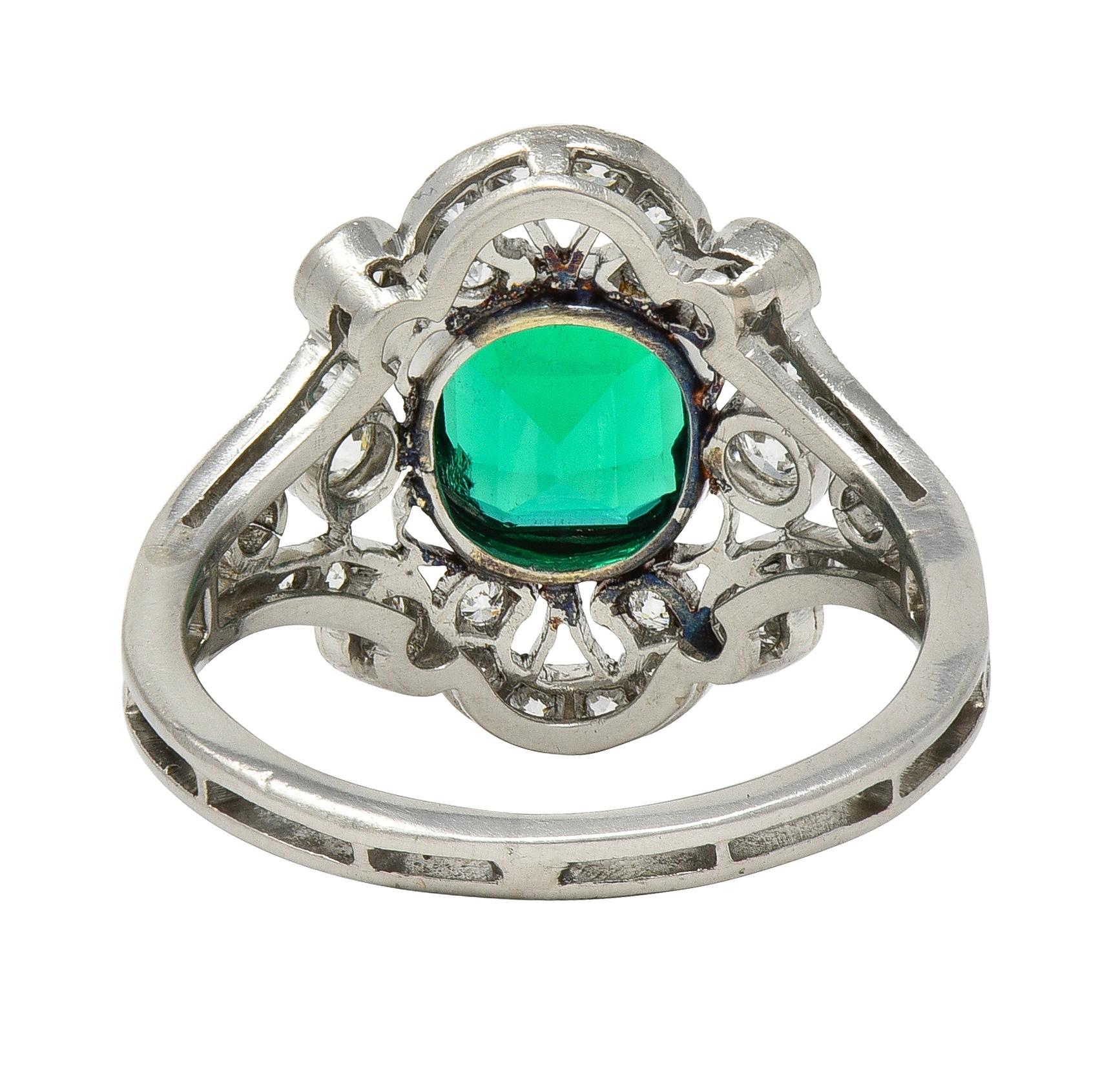 Anello a grappolo antico in platino con diamante e smeraldo colombiano, in stile Art Deco In condizioni ottime in vendita a Philadelphia, PA