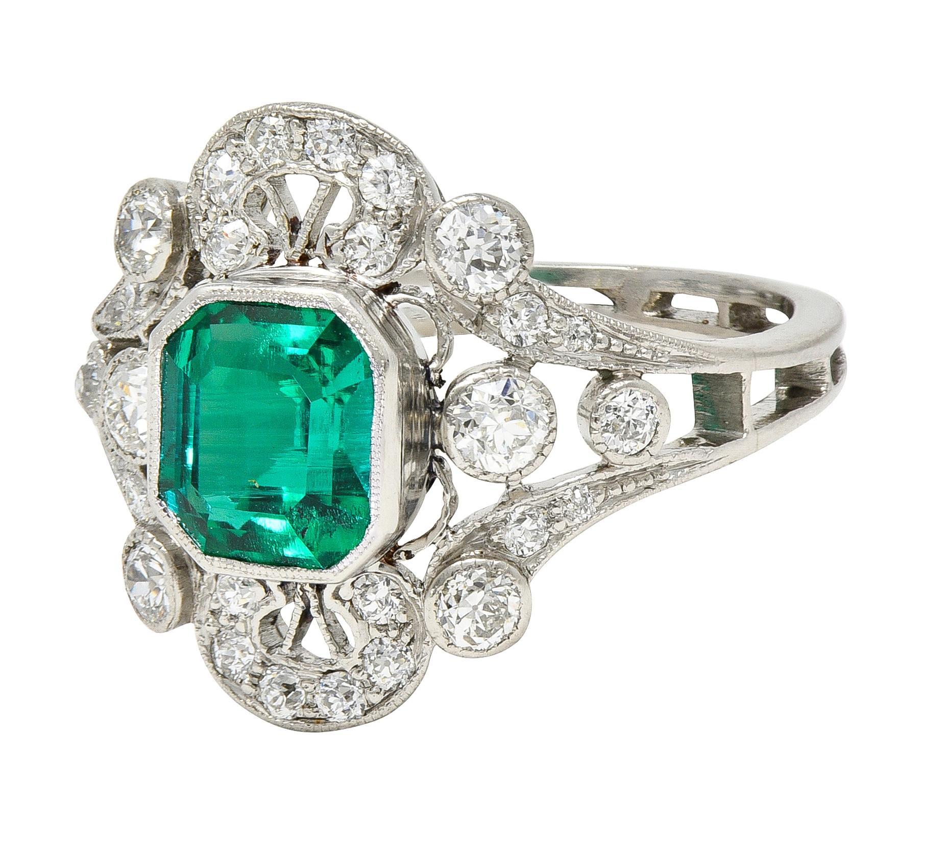 Anello a grappolo antico in platino con diamante e smeraldo colombiano, in stile Art Deco in vendita 1