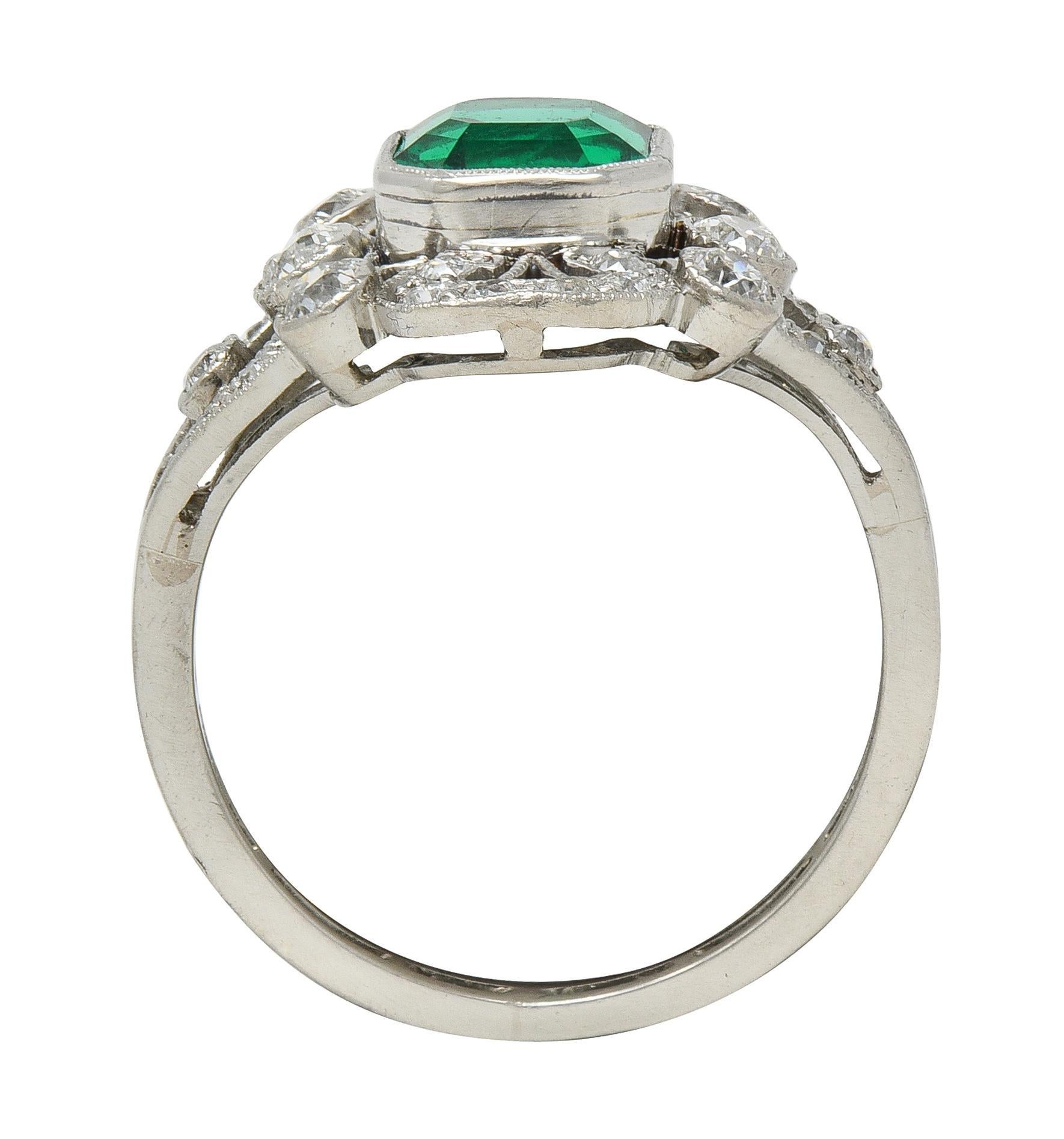 Anello a grappolo antico in platino con diamante e smeraldo colombiano, in stile Art Deco in vendita 2