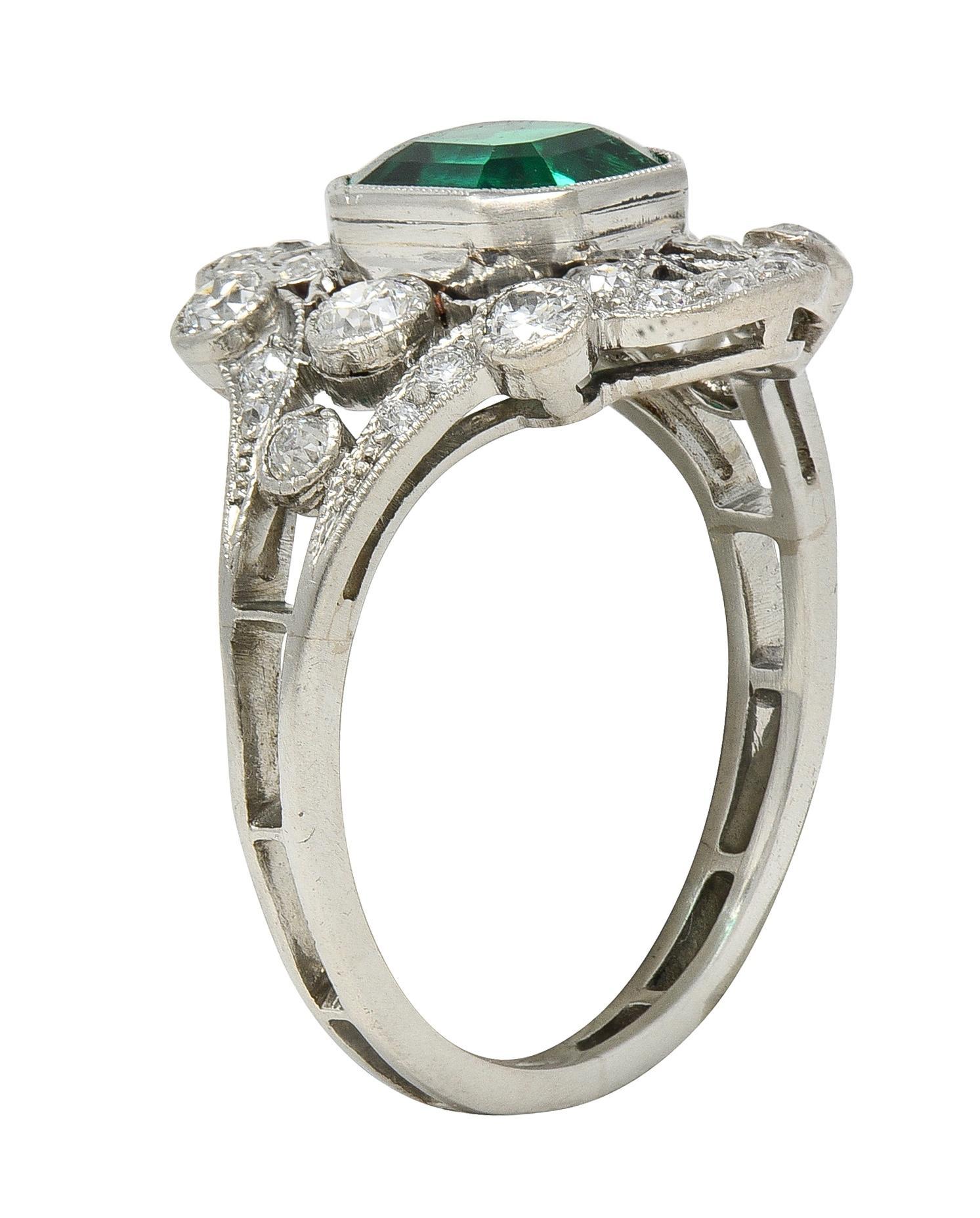 Anello a grappolo antico in platino con diamante e smeraldo colombiano, in stile Art Deco in vendita 3