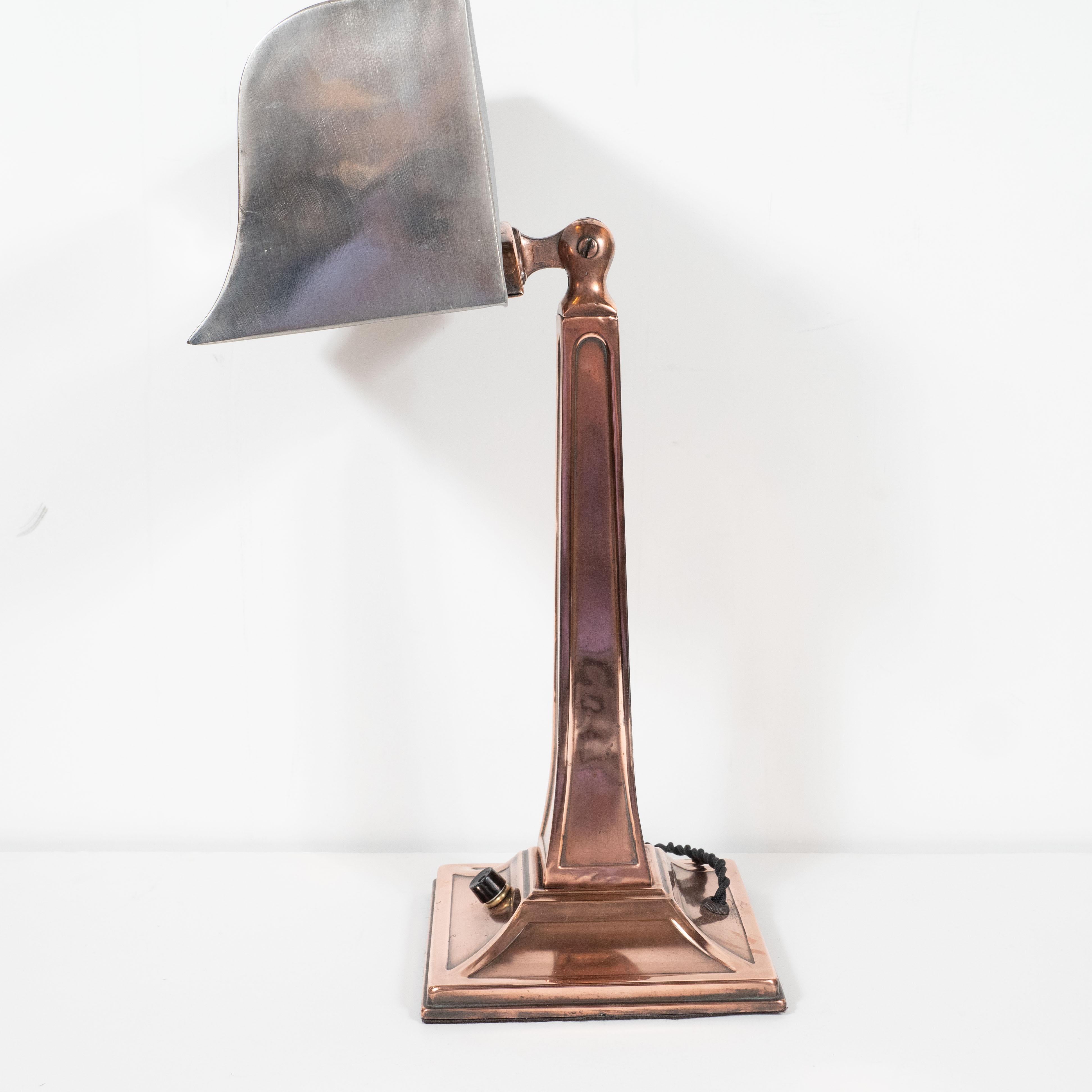 Lampe de bureau Art Déco du début en cuivre et aluminium poli avec ornement cubiste en vente 3