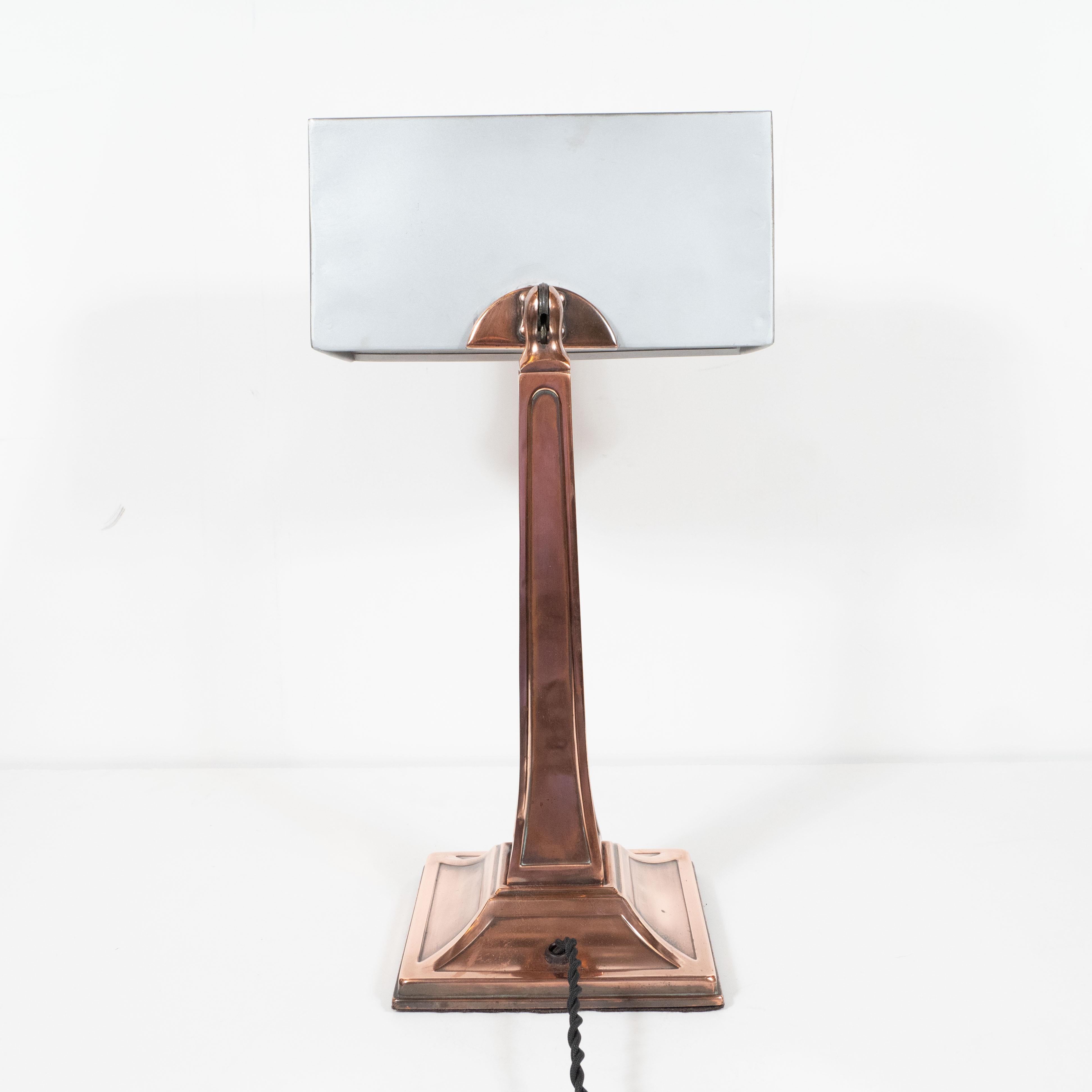 Lampe de bureau Art Déco du début en cuivre et aluminium poli avec ornement cubiste en vente 6