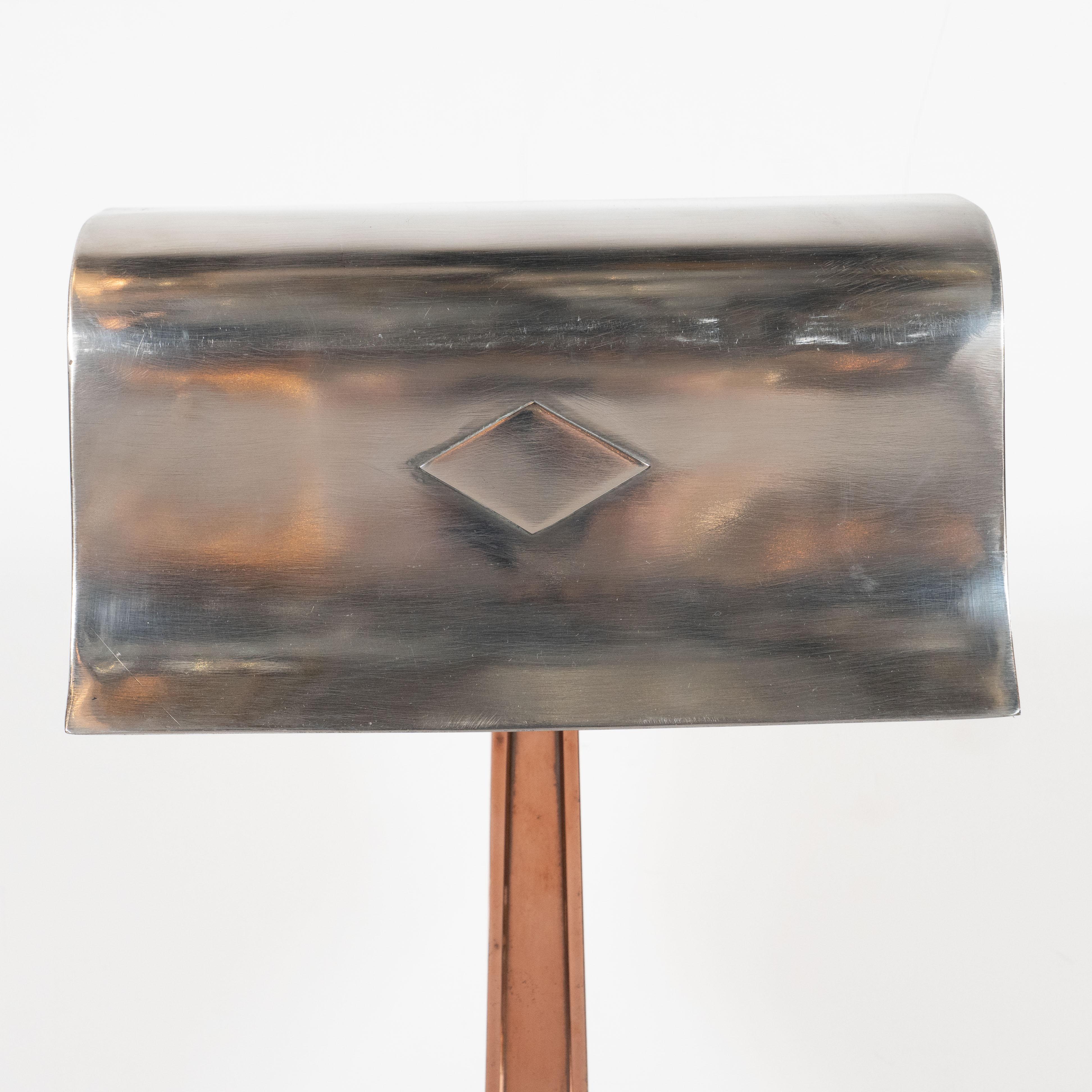 Milieu du XXe siècle Lampe de bureau Art Déco du début en cuivre et aluminium poli avec ornement cubiste en vente