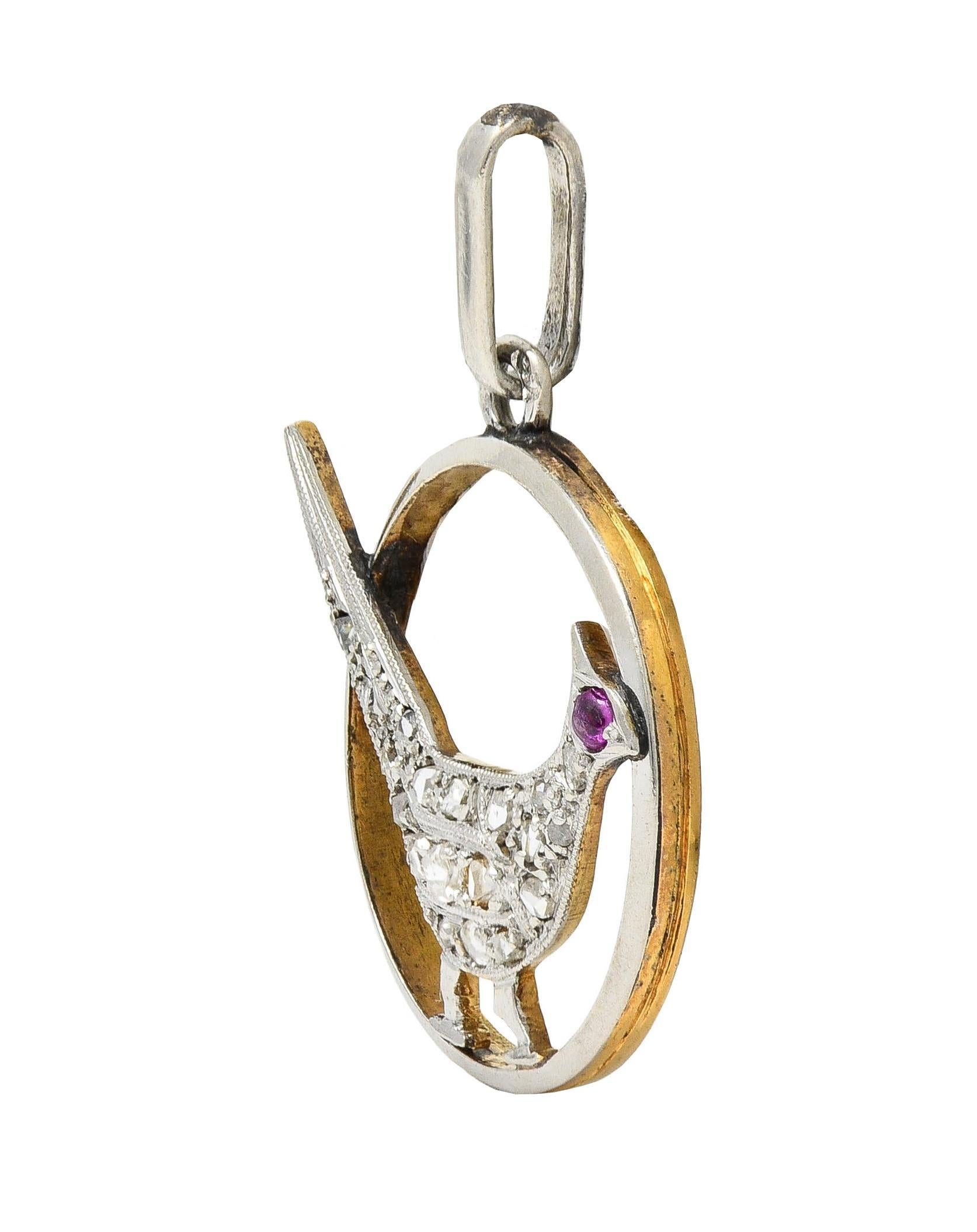 Conçu comme un oiseau perché à l'intérieur d'un cadre circulaire
Perles serties de diamants taillés en rose
D'un poids total d'environ 0,30 carat
Qualité conforme à la coupe et à l'âge
Accentué par un œil en rubis cabochon
Rouge violacé transparent