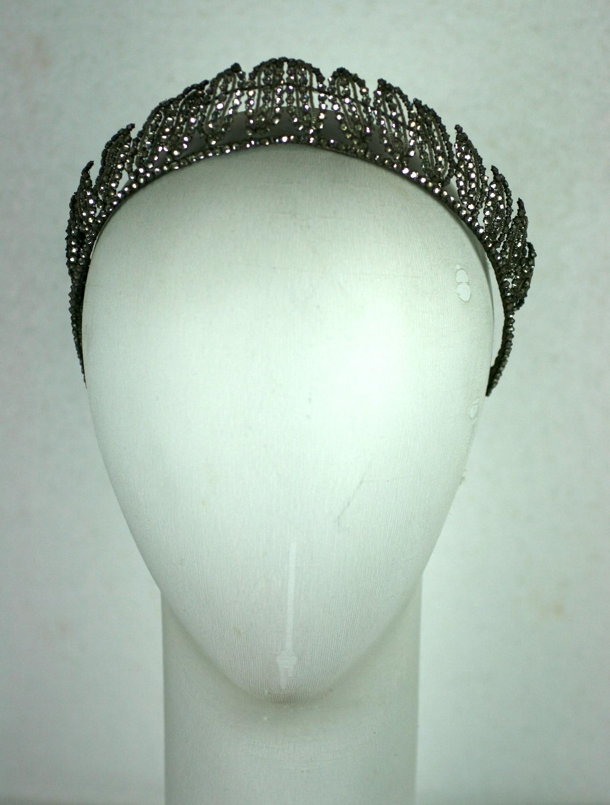 Frühes Art-Deco-Kristall-Tiara aus silbernen Lamellenfäden und Hunderten von handgenähten rosafarbenen Kristallsteinen in abgestuften Blattmotiven. Wunderschönes Design auf einem verdrahteten Sockel, der vor über 100 Jahren in Frankreich vollständig