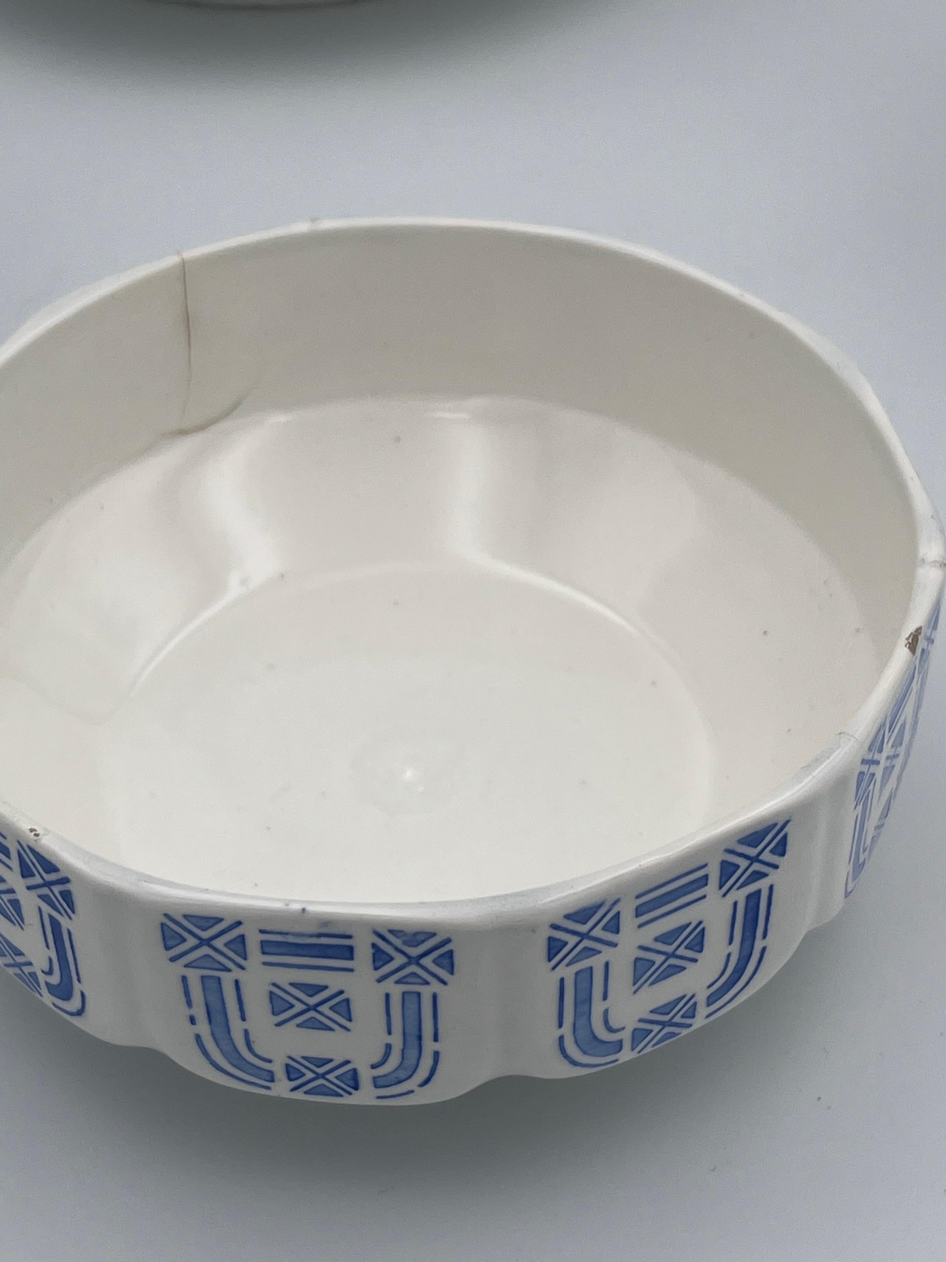 Inizio XX secolo Set di 6 ciotole da nido blu e bianche in ceramica tedesca dell'inizio dell'Art Déco I. M. T. I. in vendita