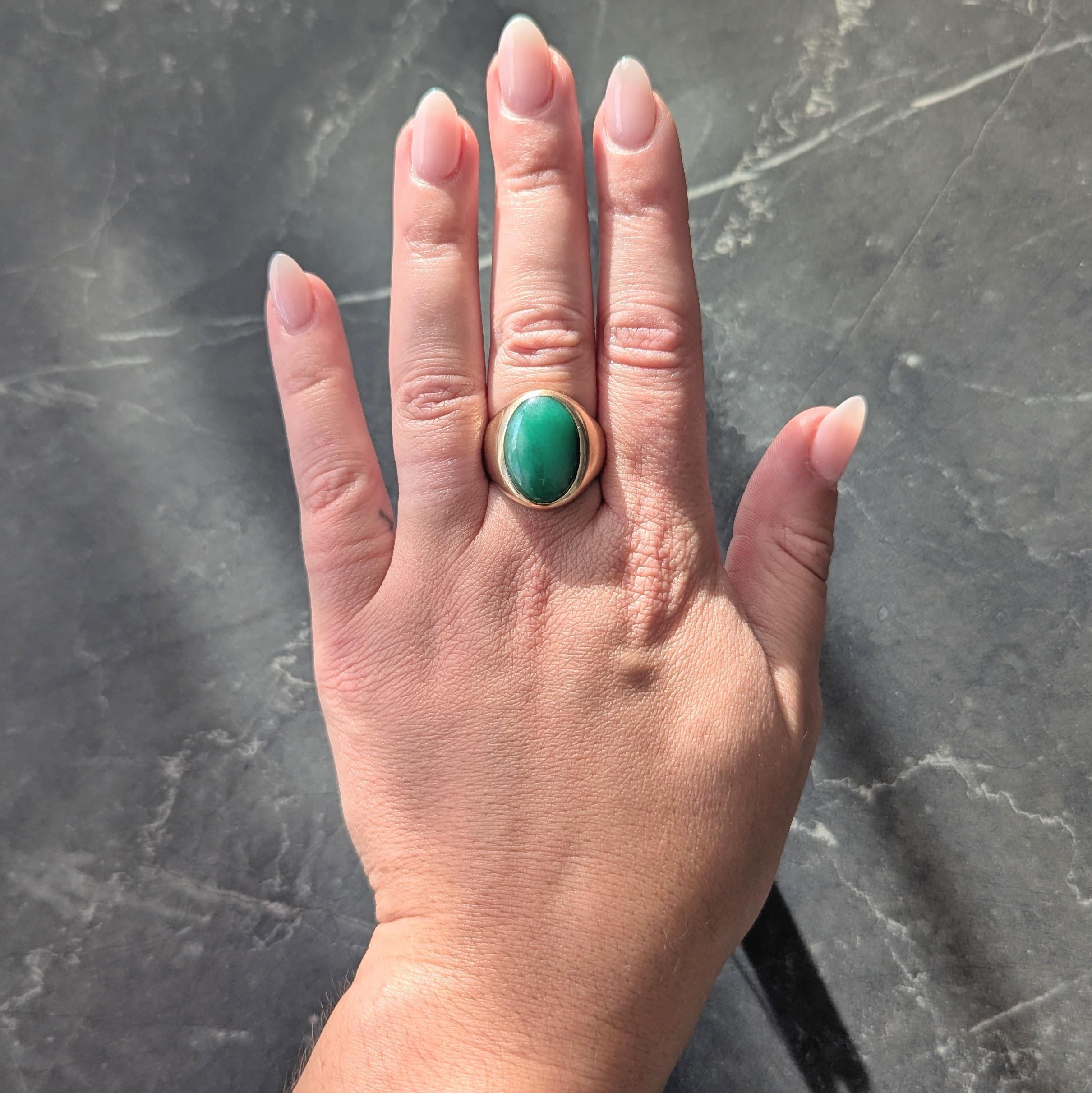 Centré sur un cabochon de jade de forme ovale mesurant 8,0 x 11,0 mm
Vert moyen translucide avec des marbrures blanches subtiles et une mise en place au ras du sol.
Flanqué d'épaules arrondies et satinées
Estampillé pour l'or 14 carats
Avec marque