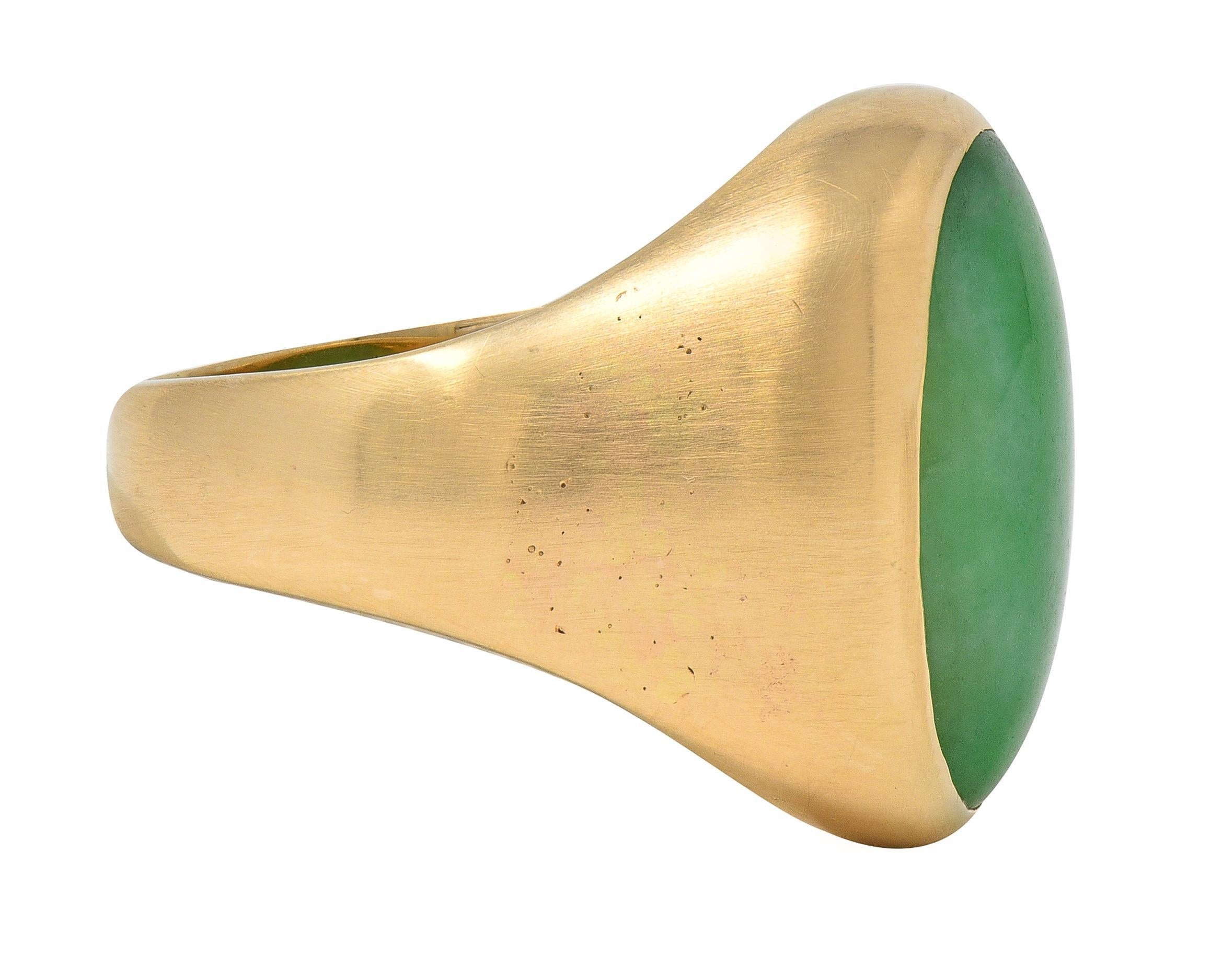 Art déco Bague de chevalière ancienne en or jaune 14 carats et jade du début de l'Art Déco en vente