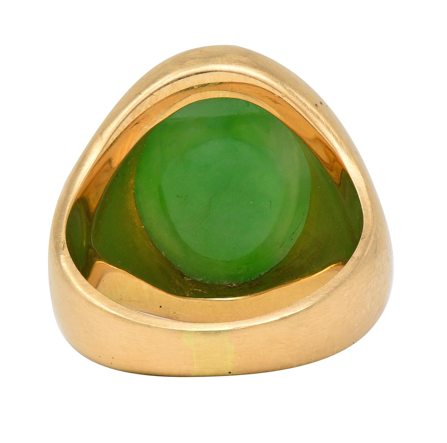 Taille cabochon Bague de chevalière ancienne en or jaune 14 carats et jade du début de l'Art Déco en vente