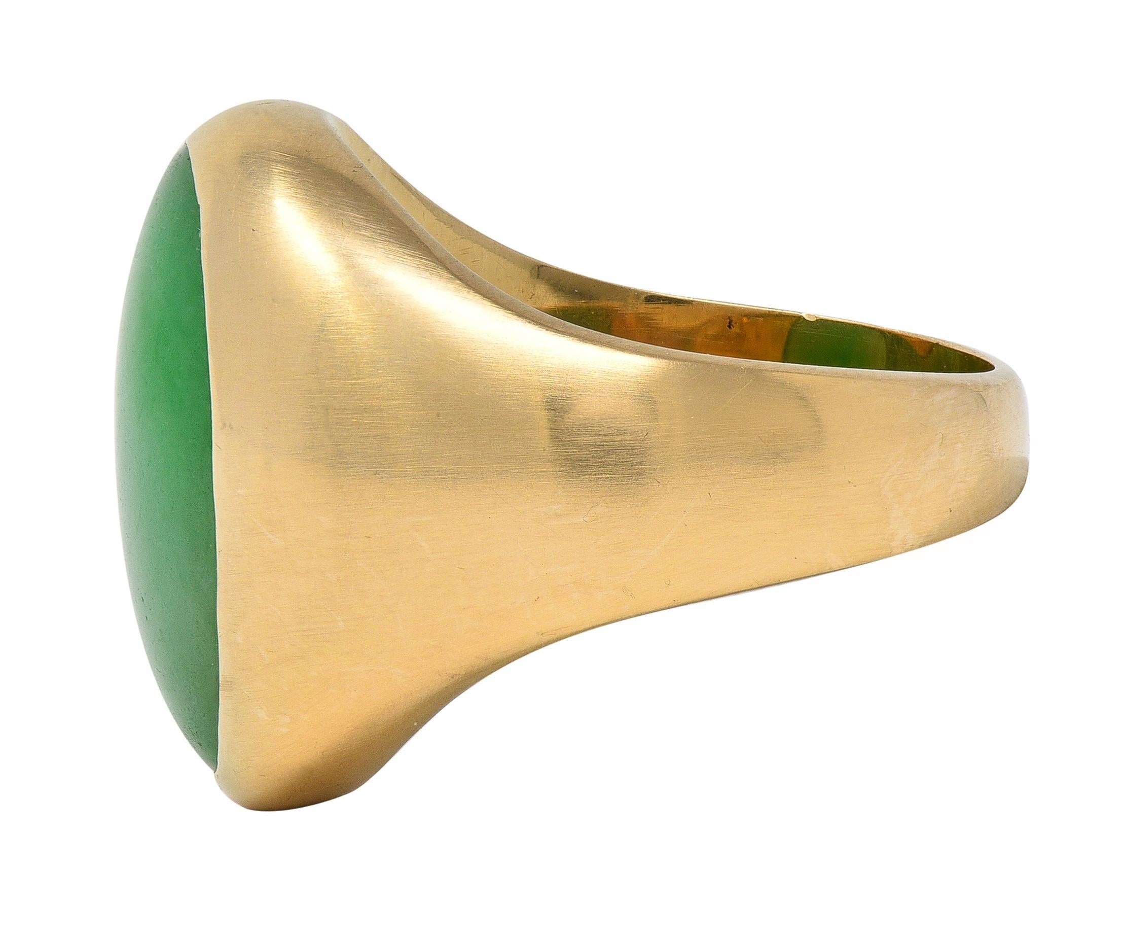 Bague de chevalière ancienne en or jaune 14 carats et jade du début de l'Art Déco Excellent état - En vente à Philadelphia, PA