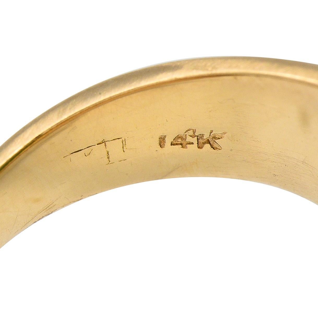 Bague de chevalière ancienne en or jaune 14 carats et jade du début de l'Art Déco Pour femmes en vente