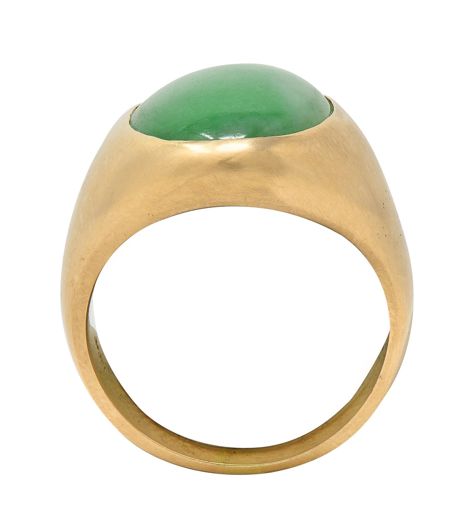 Bague de chevalière ancienne en or jaune 14 carats et jade du début de l'Art Déco en vente 1
