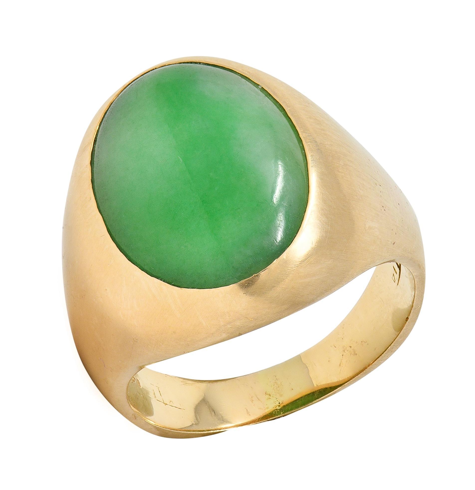 Bague de chevalière ancienne en or jaune 14 carats et jade du début de l'Art Déco en vente 2
