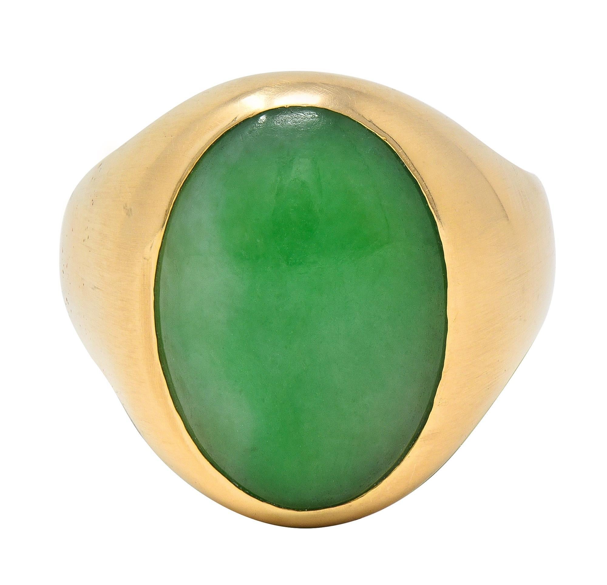 Bague de chevalière ancienne en or jaune 14 carats et jade du début de l'Art Déco en vente