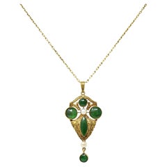 Collana con ciondolo antico in giada e perla in oro giallo 14 carati, di inizio Art Deco