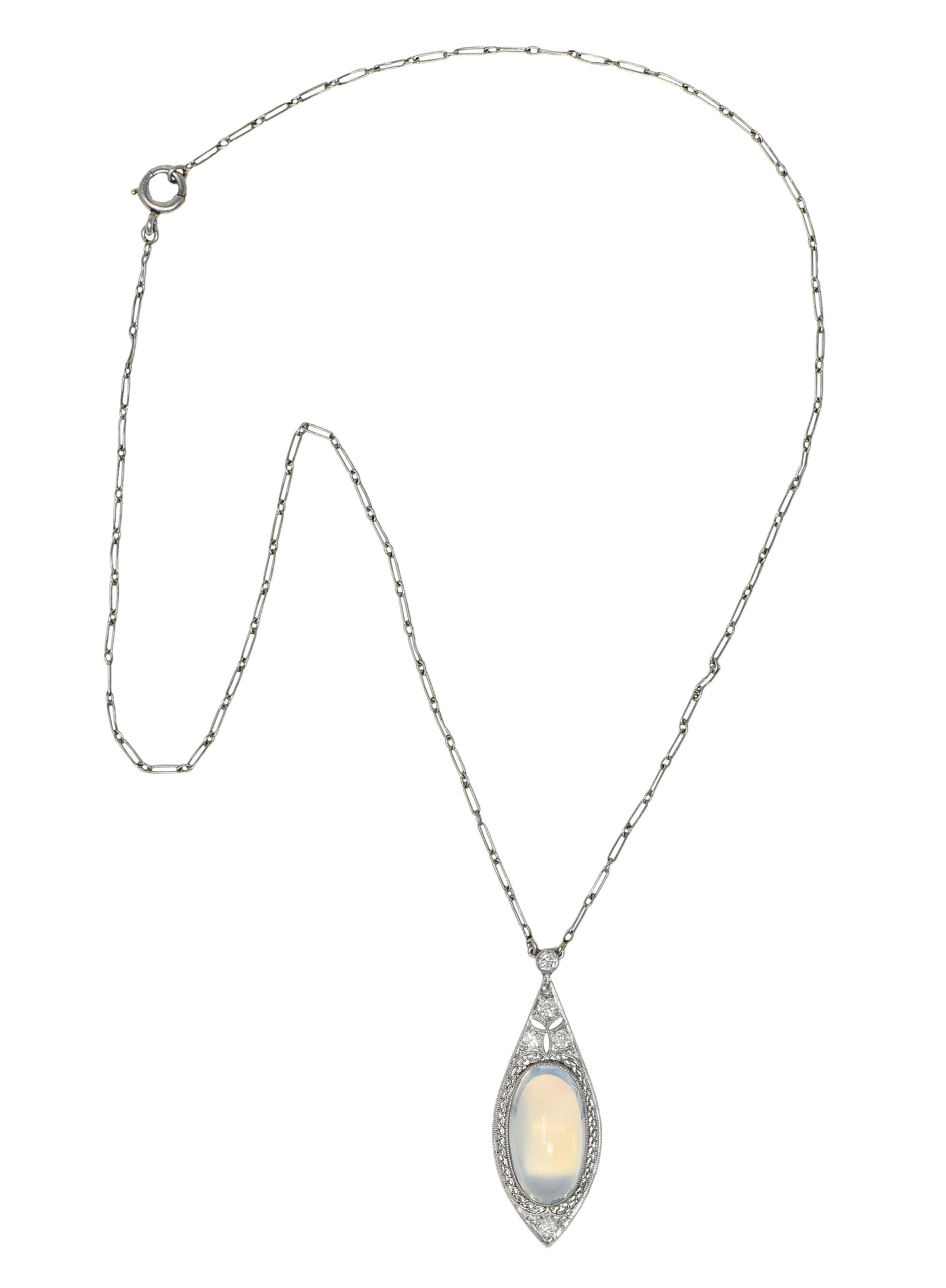 Art Déco Collana a goccia in filigrana antica con pietra di luna e diamante in platino, di epoca precoce. in vendita