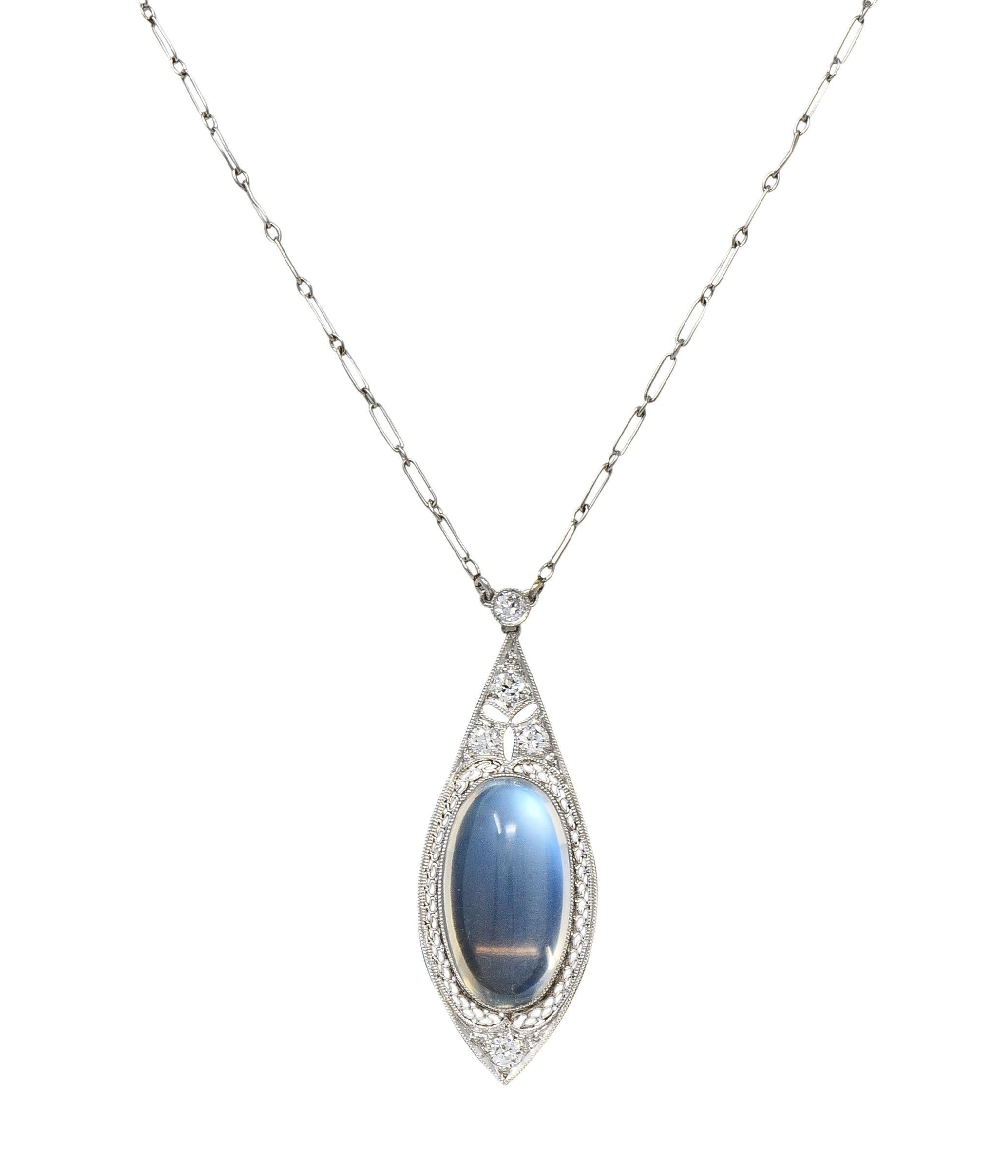 Taglio ovale Collana a goccia in filigrana antica con pietra di luna e diamante in platino, di epoca precoce. in vendita