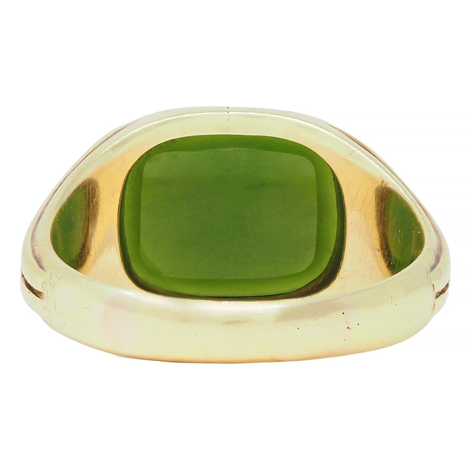 Women's or Men's Early Art Deco Nephrite Jade 14 Karat Yellow Gold Antique Signet Ring
