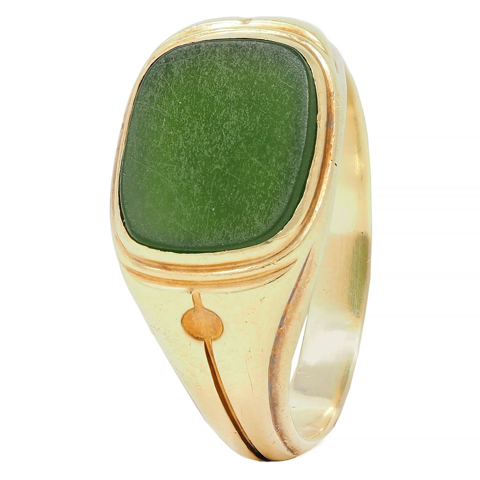 Early Art Deco Nephrite Jade 14 Karat Yellow Gold Antique Signet Ring 3