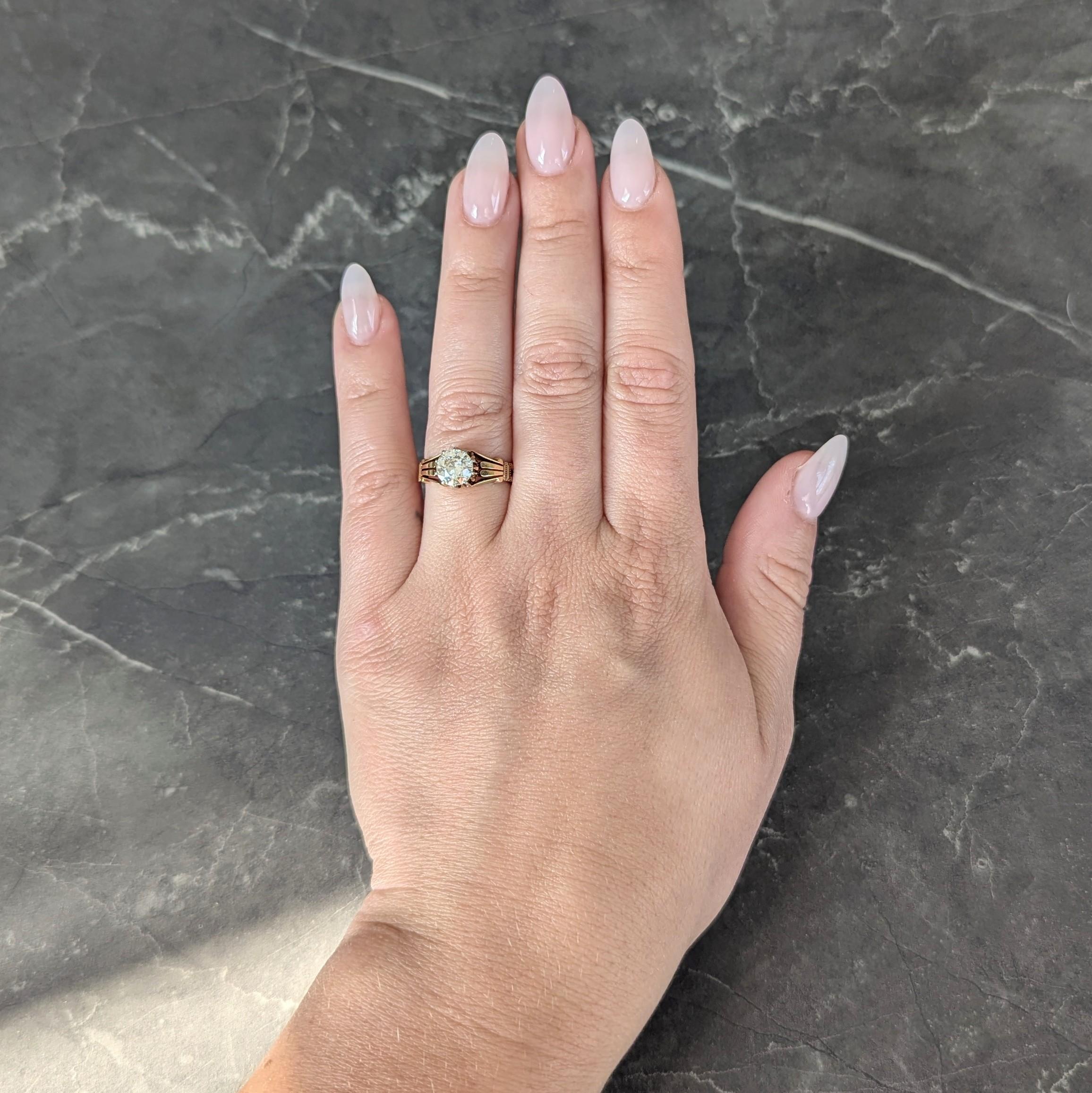 Centering an old European cut diamond weighing approximately 0.98 carat total - I color with VS2 clarity
Set with platinum-topped talon prongs in a pierced crown-style mounting
Flanked by flaring split column motif shoulders
With pierced and grooved