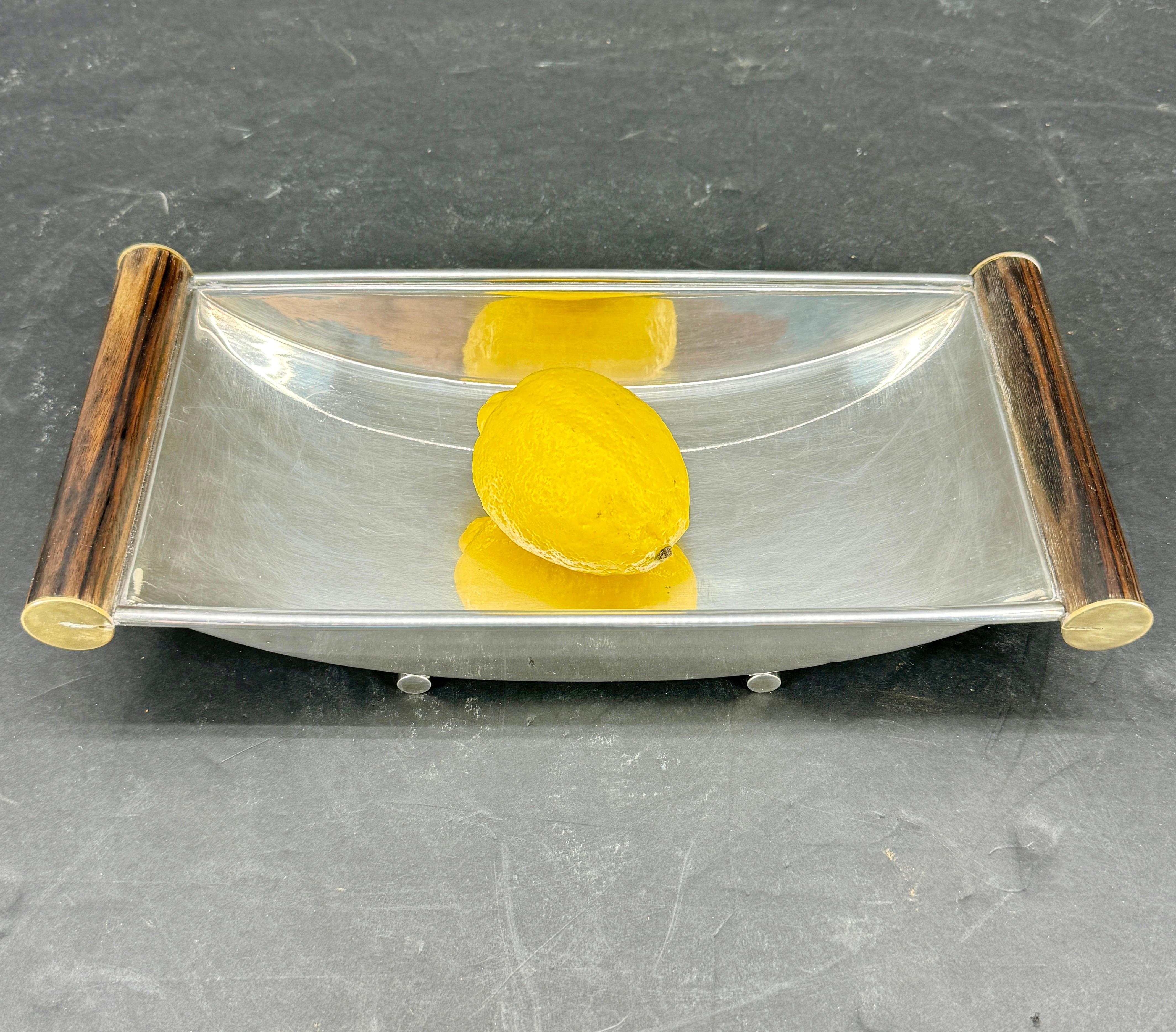 Un centrotavola francese di grande effetto per il tavolo da pranzo o la console. Questa rara ciotola Art Deco placcata in argento e marcata presenta una profondità generosa che si adatta a diverse opzioni di stile. La vide-poche presenta due barre