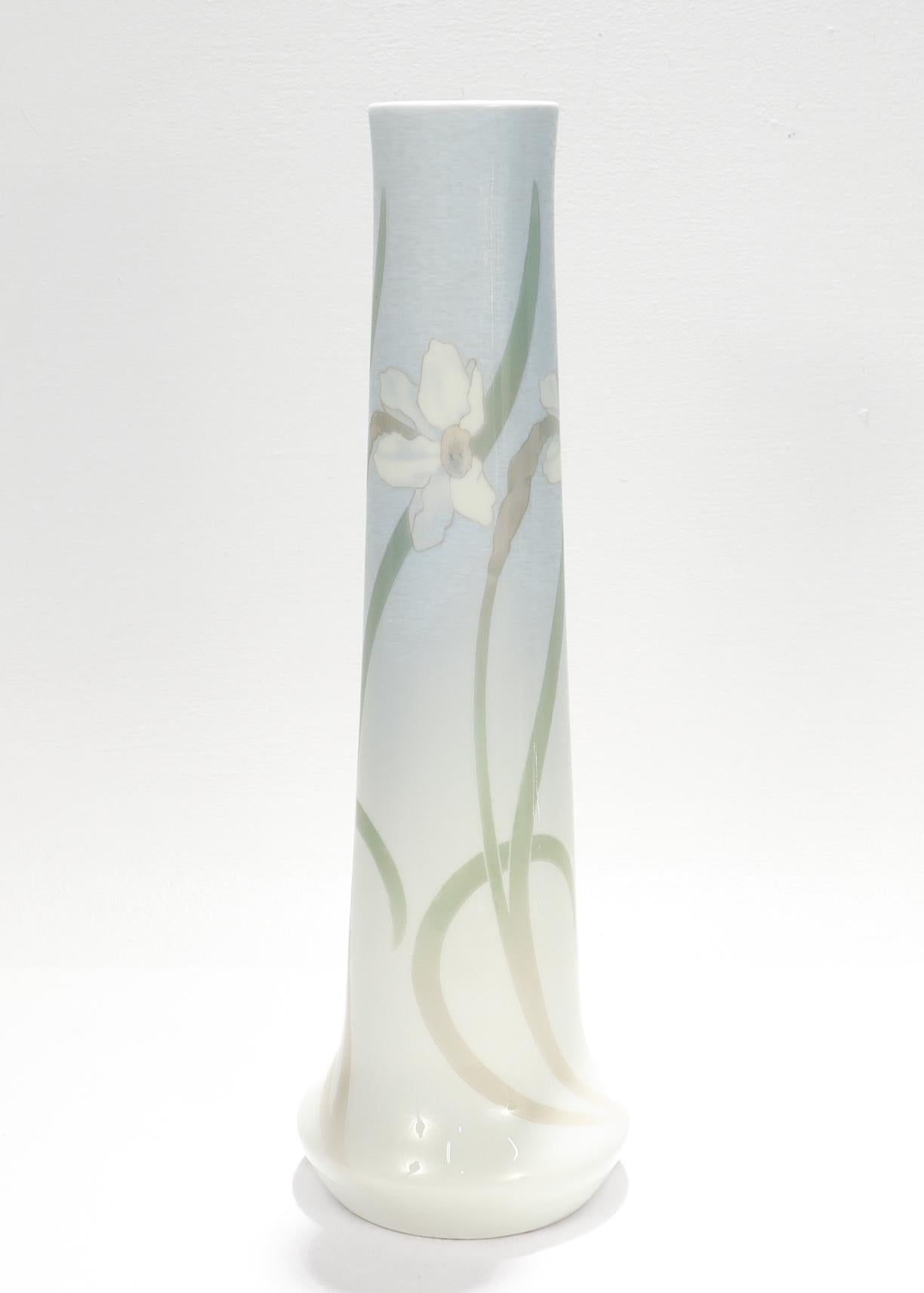 Un antico vaso di porcellana danese Art Nouveau di grandi dimensioni.

Di Royal Copenhagen.

Decorato con narcisi su un fondo sfumato dal blu al bianco.

La base reca il marchio del produttore di Royal Copenhagen / 679 185 / tre linee blu