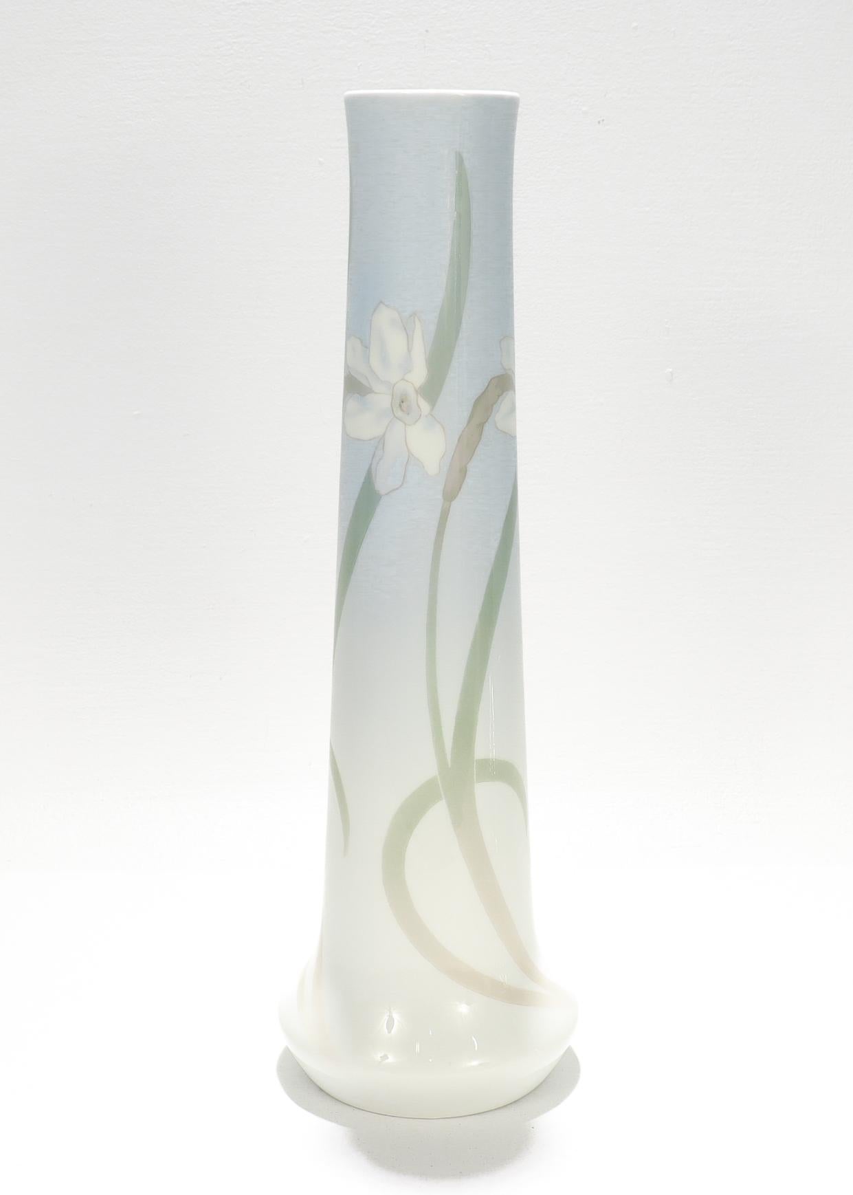 Antico vaso di porcellana Royal Copenhagen in stile Art Nouveau, con narcisi. In condizioni buone in vendita a Philadelphia, PA