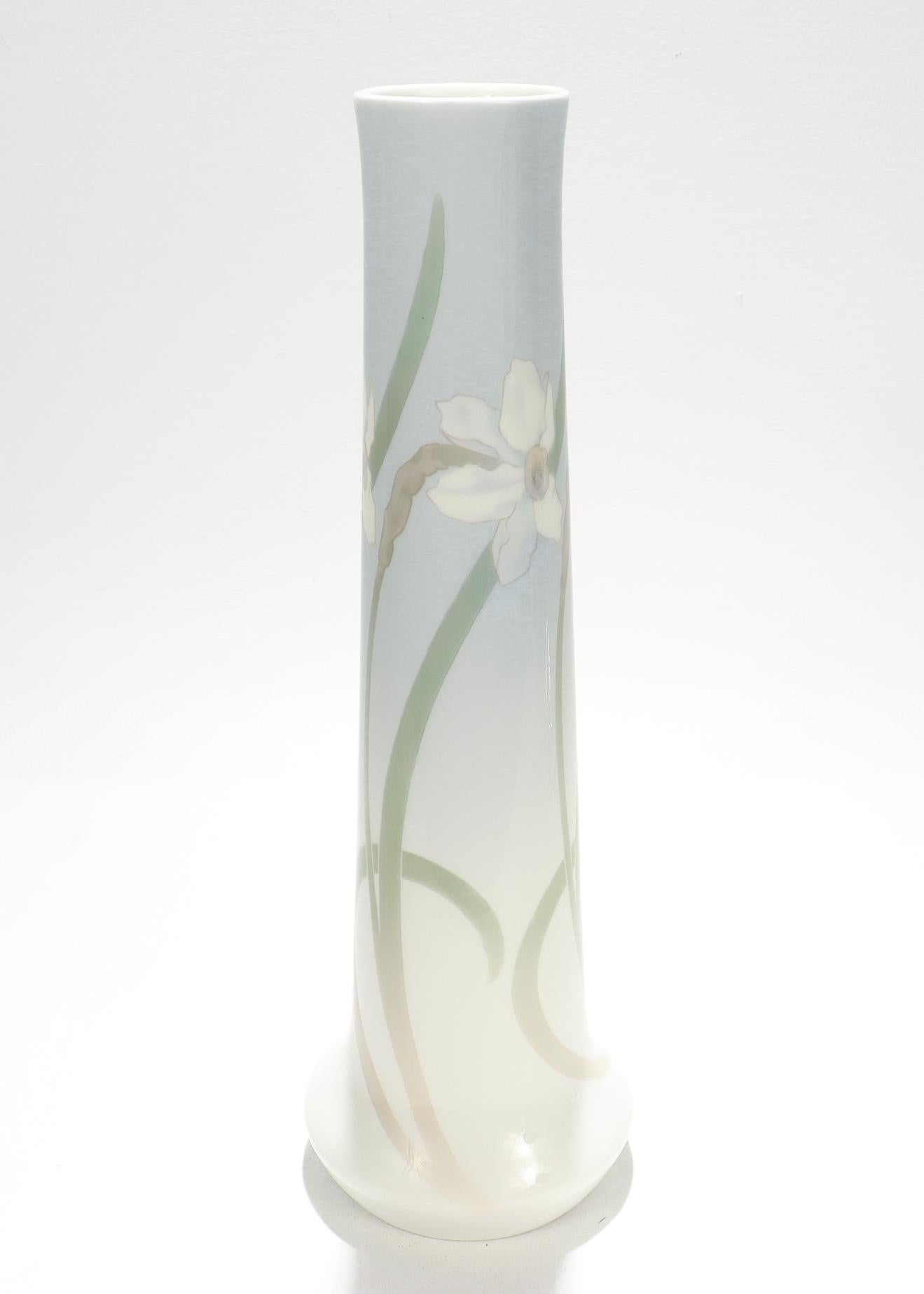 Porcellana Antico vaso di porcellana Royal Copenhagen in stile Art Nouveau, con narcisi. in vendita