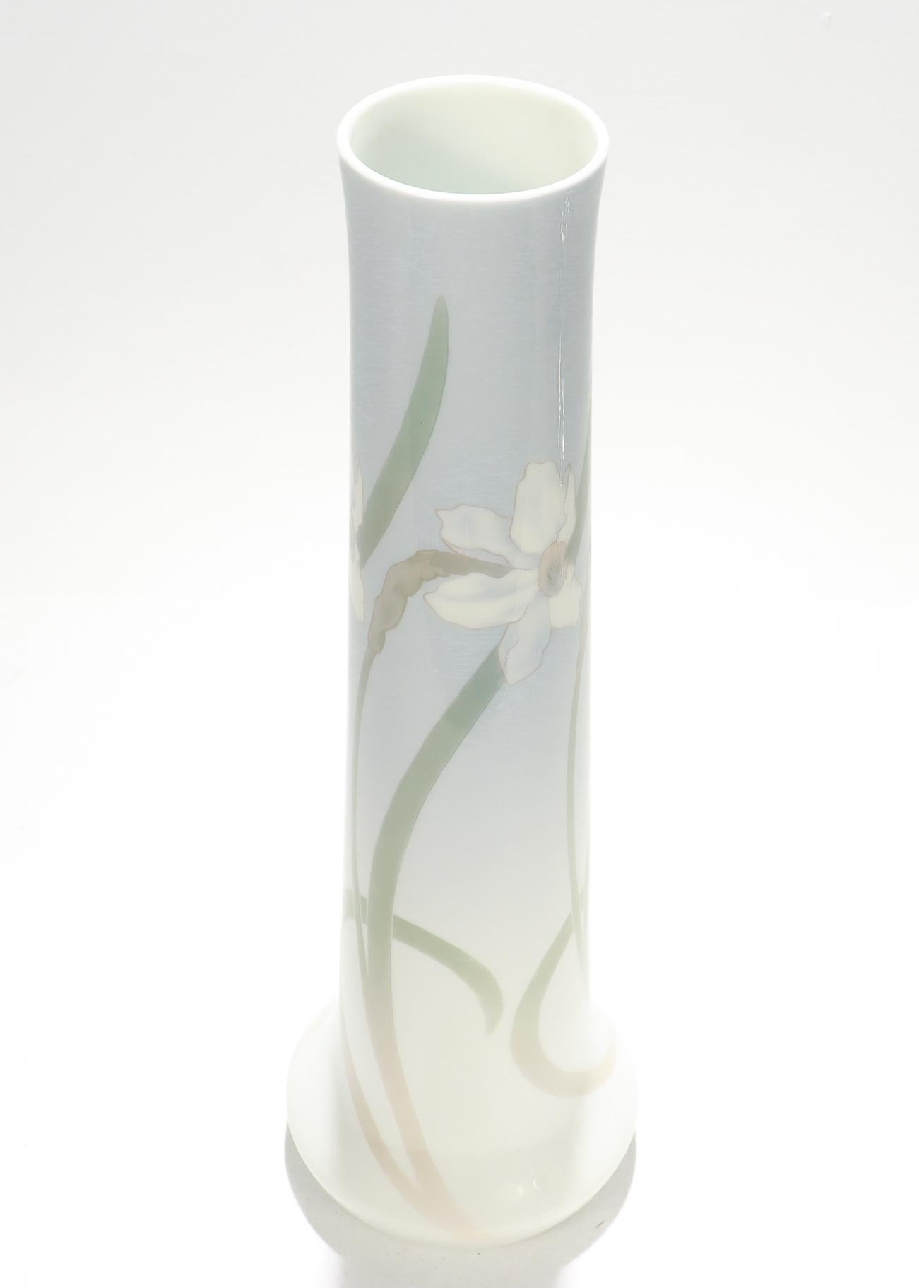 Antico vaso di porcellana Royal Copenhagen in stile Art Nouveau, con narcisi. in vendita 1