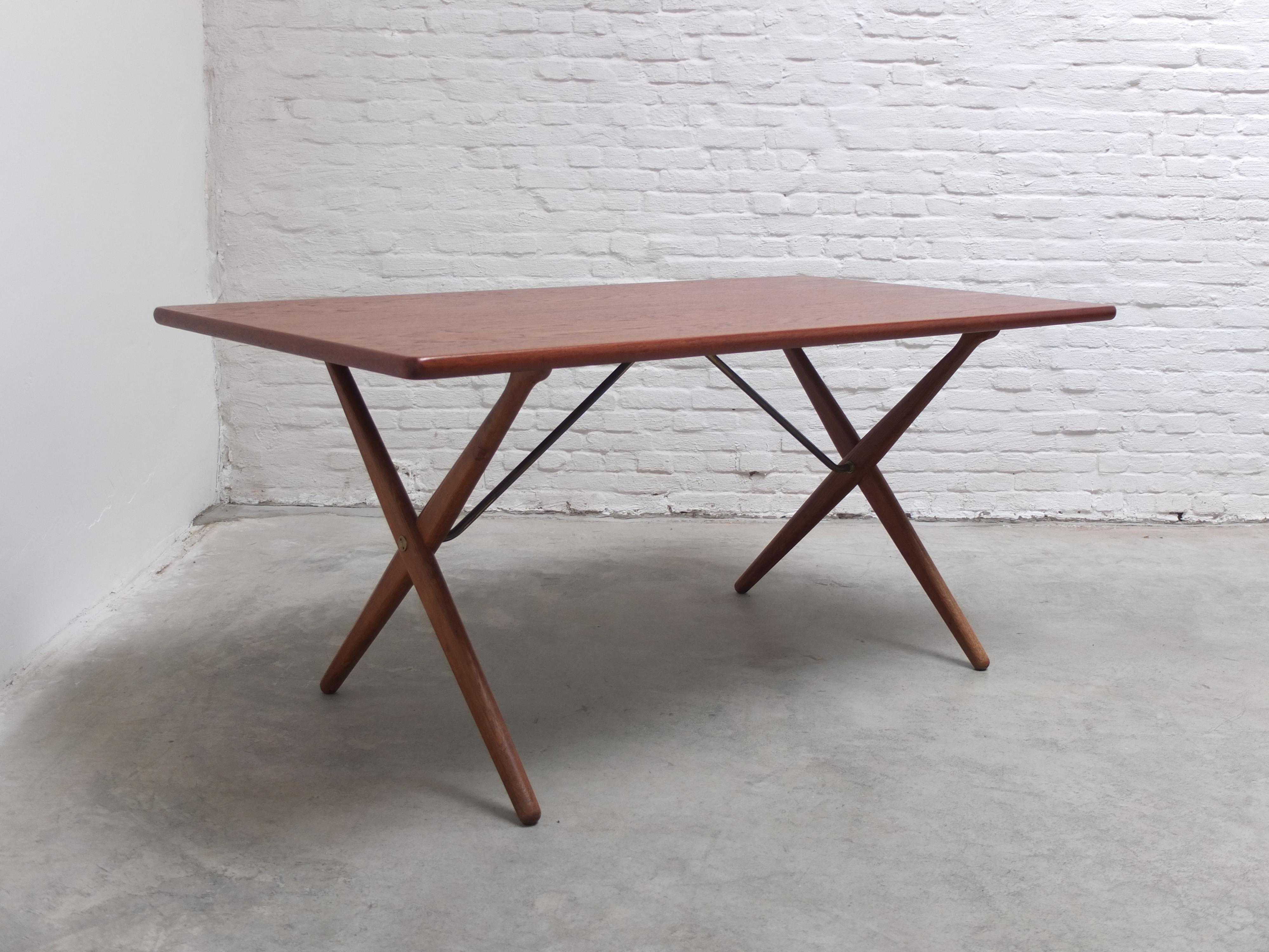Früher Kreuzbein-Tisch „AT 303“ von Hans J. Wegner für Andreas Tuck, 1955 (Skandinavische Moderne) im Angebot