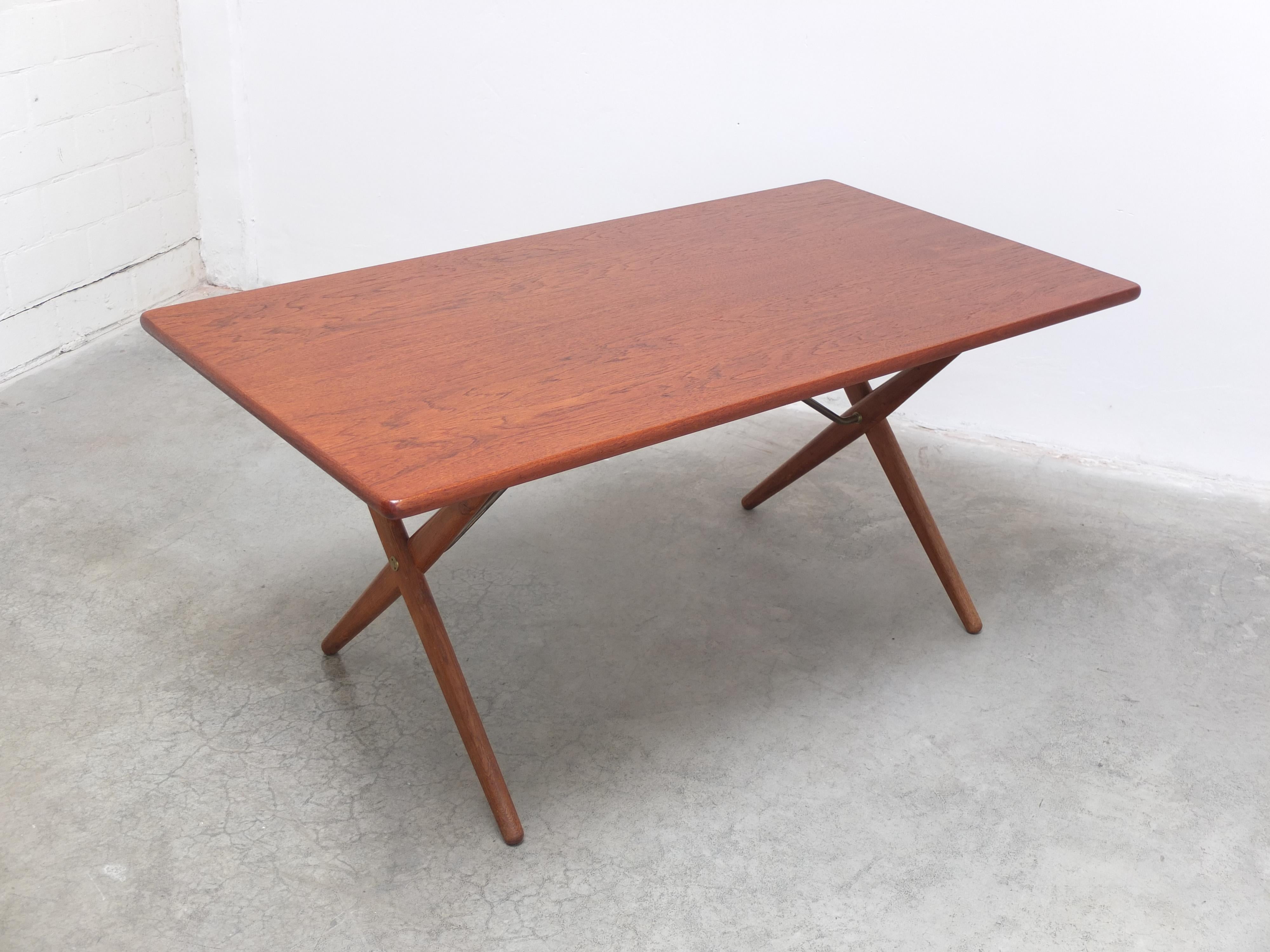 Früher Kreuzbein-Tisch „AT 303“ von Hans J. Wegner für Andreas Tuck, 1955 im Zustand „Gut“ im Angebot in Antwerpen, VAN