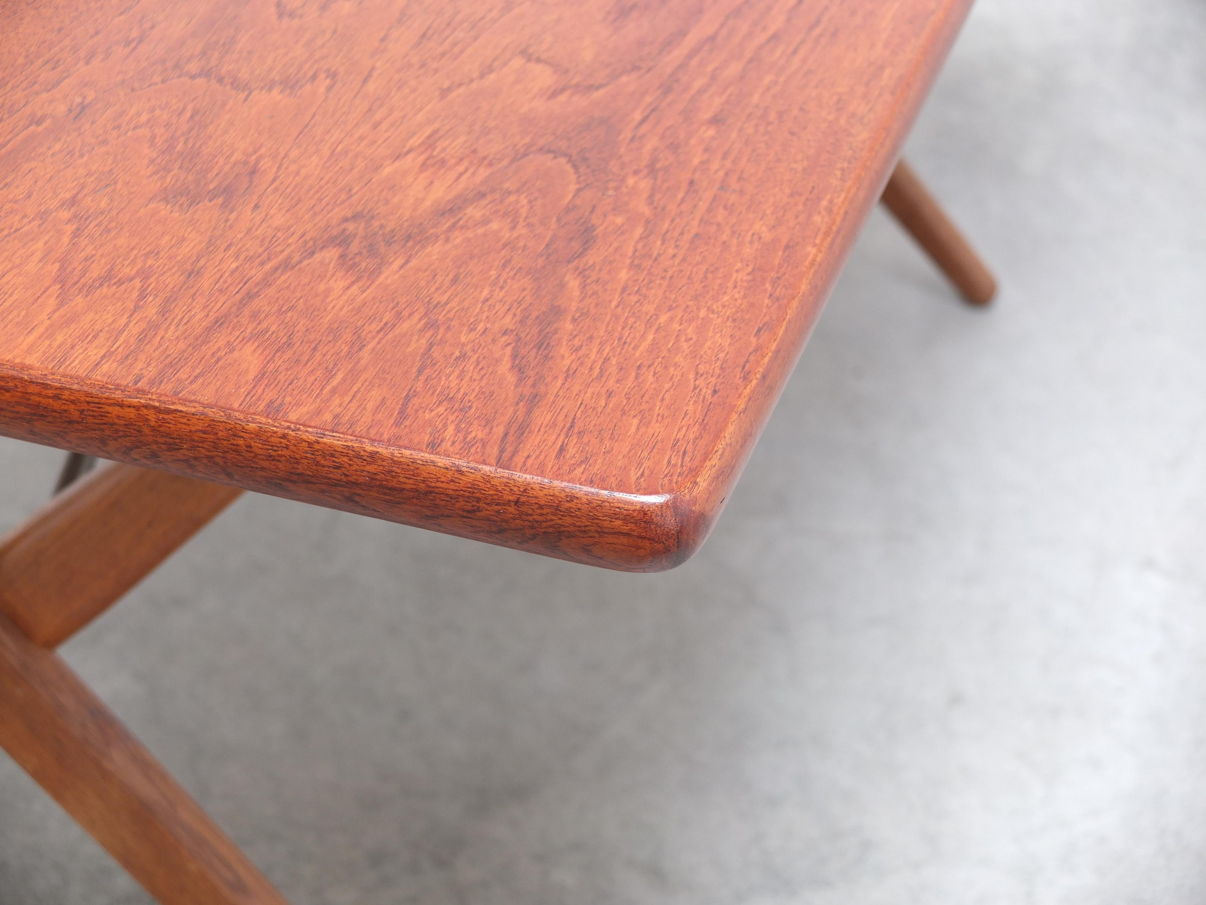 Early 'AT 303' Cross-Leg Table by Hans J. Wegner for Andreas Tuck, 1955 In Good Condition For Sale In Antwerpen, VAN